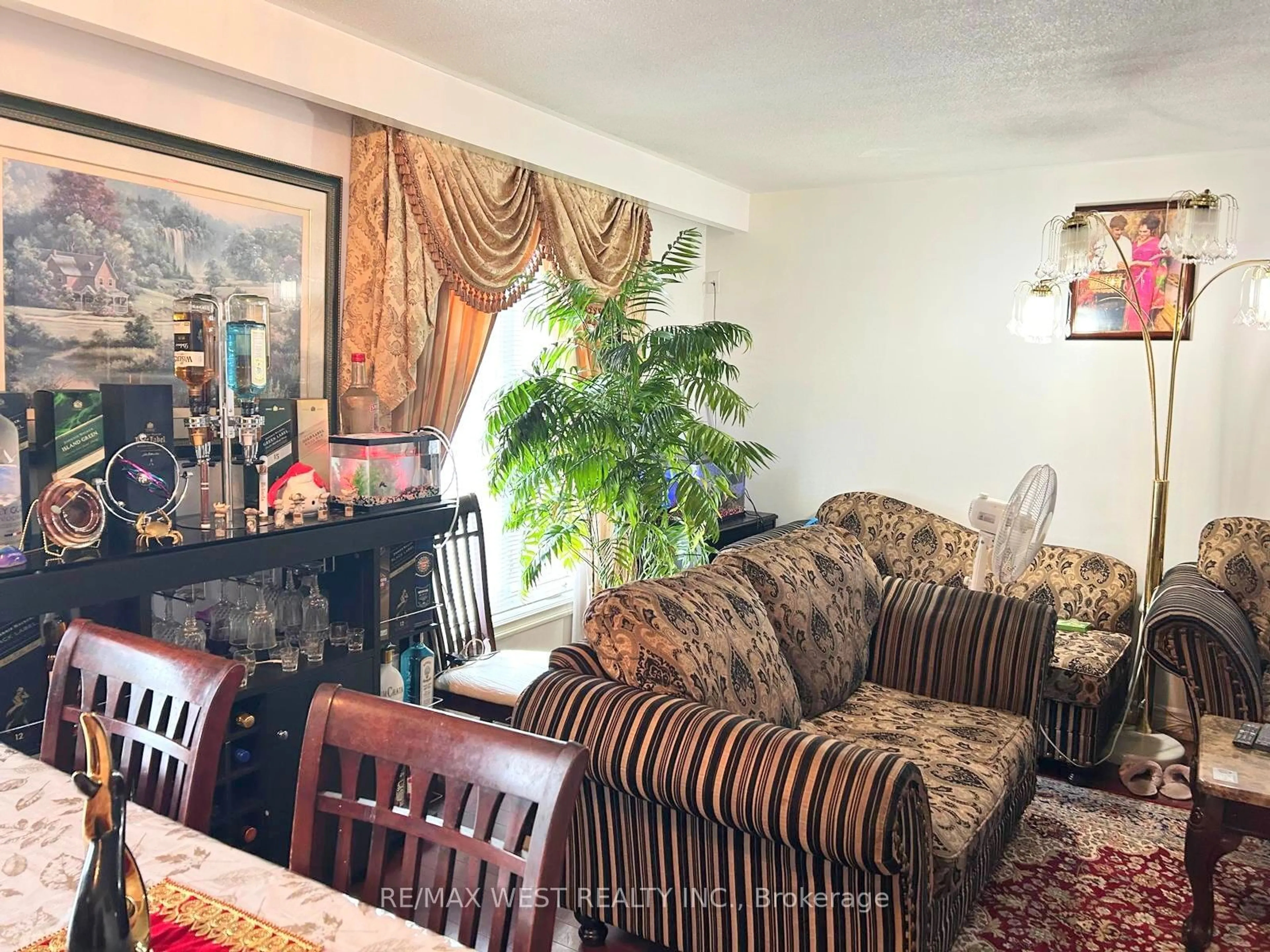 Living room with furniture, unknown for 9 Sledman St, Mississauga Ontario L4T 1K4