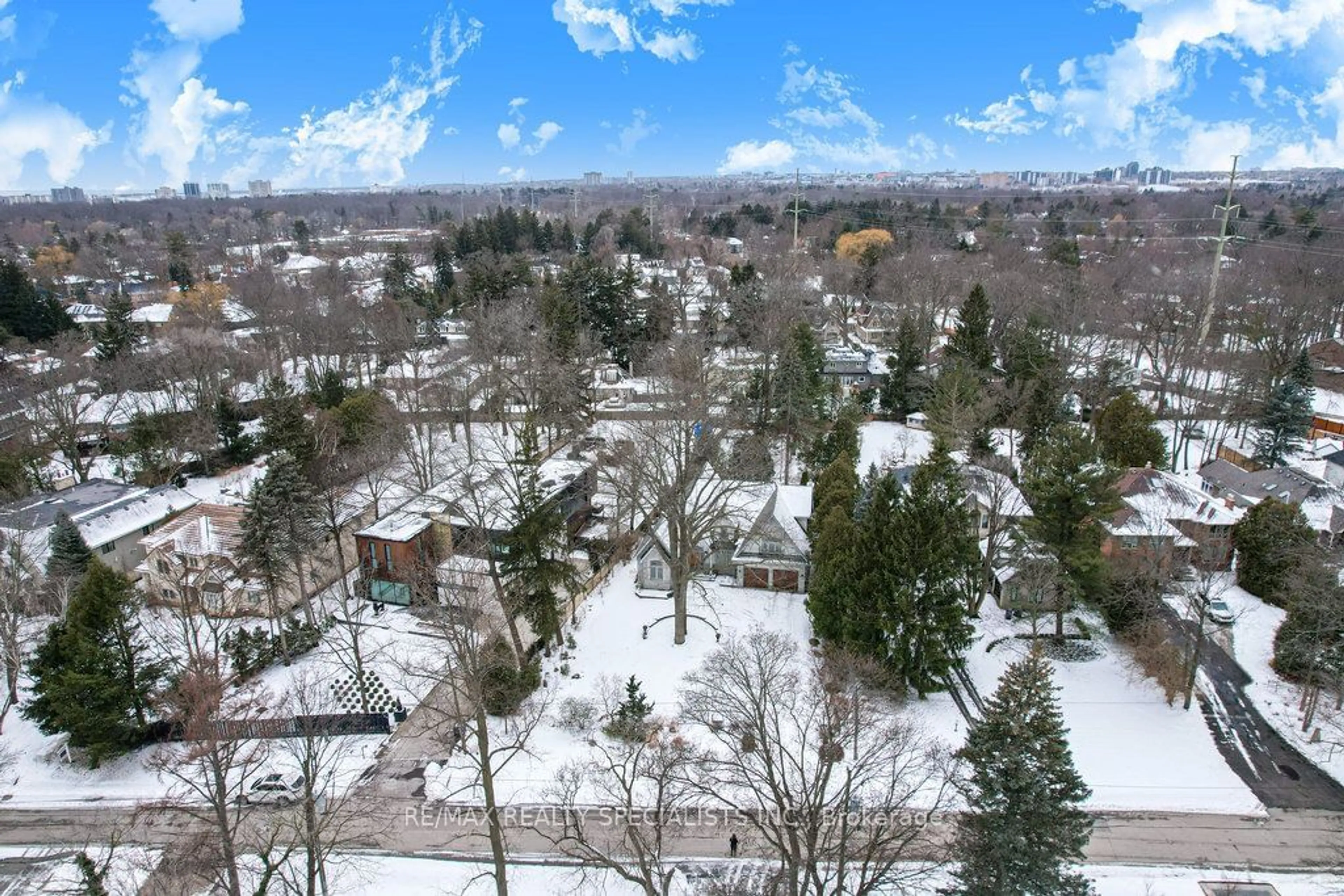 A pic from outside/outdoor area/front of a property/back of a property/a pic from drone, mountain view for 1402 Aldo Dr, Mississauga Ontario L5H 3E9