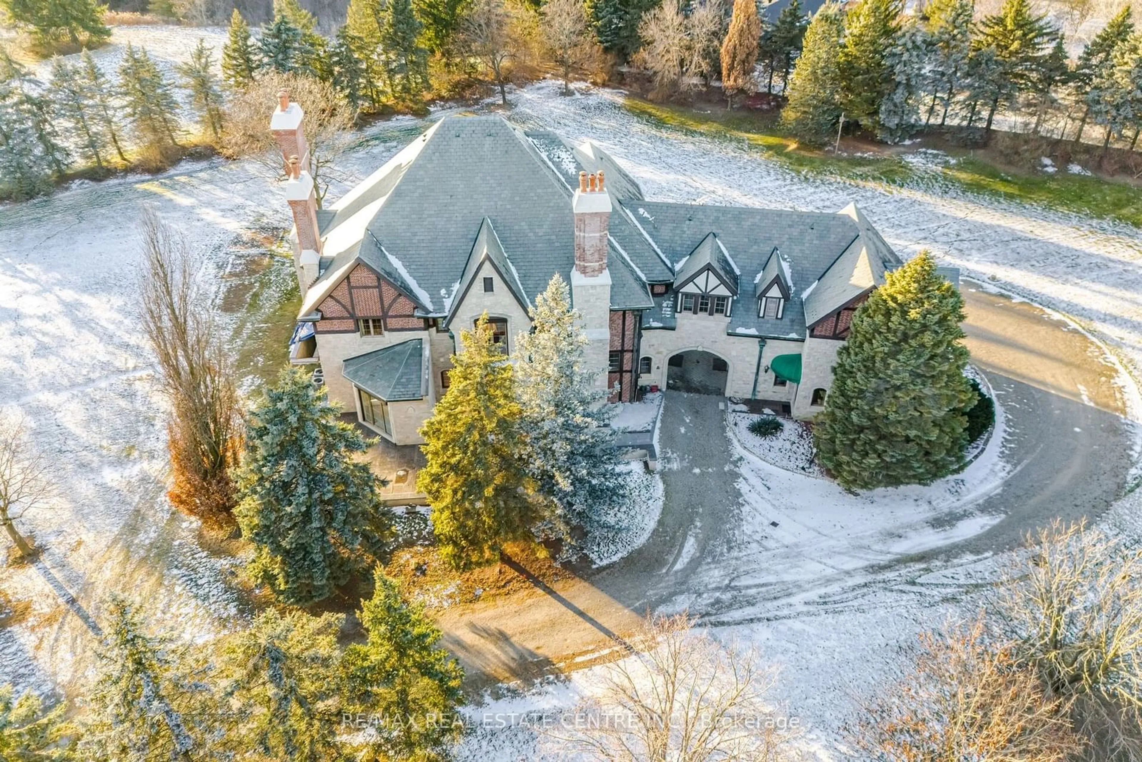 A pic from outside/outdoor area/front of a property/back of a property/a pic from drone, unknown for 2 Edgeforest Dr, Brampton Ontario L6P 0E1