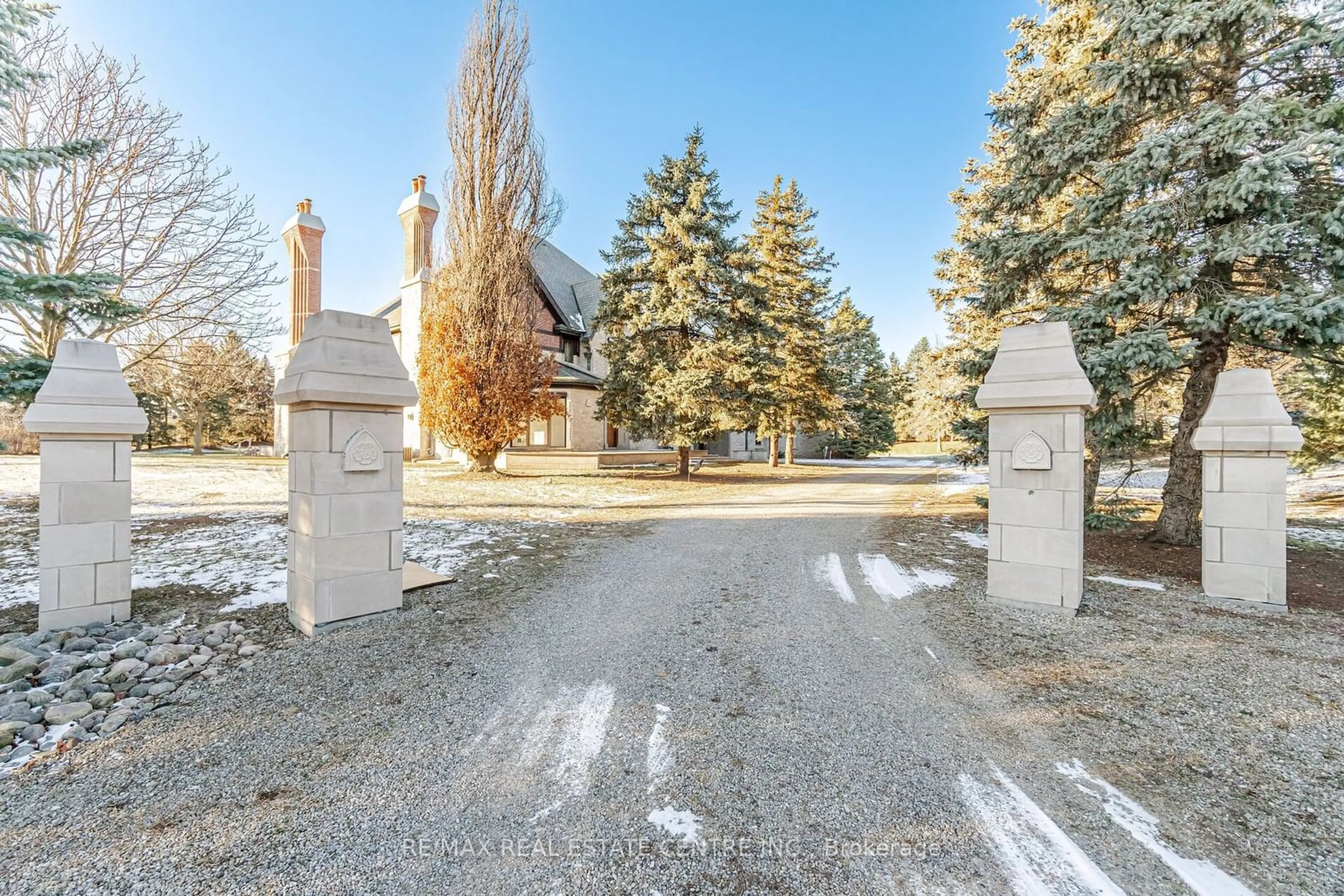 A pic from outside/outdoor area/front of a property/back of a property/a pic from drone, street for 2 Edgeforest Dr, Brampton Ontario L6P 0E1