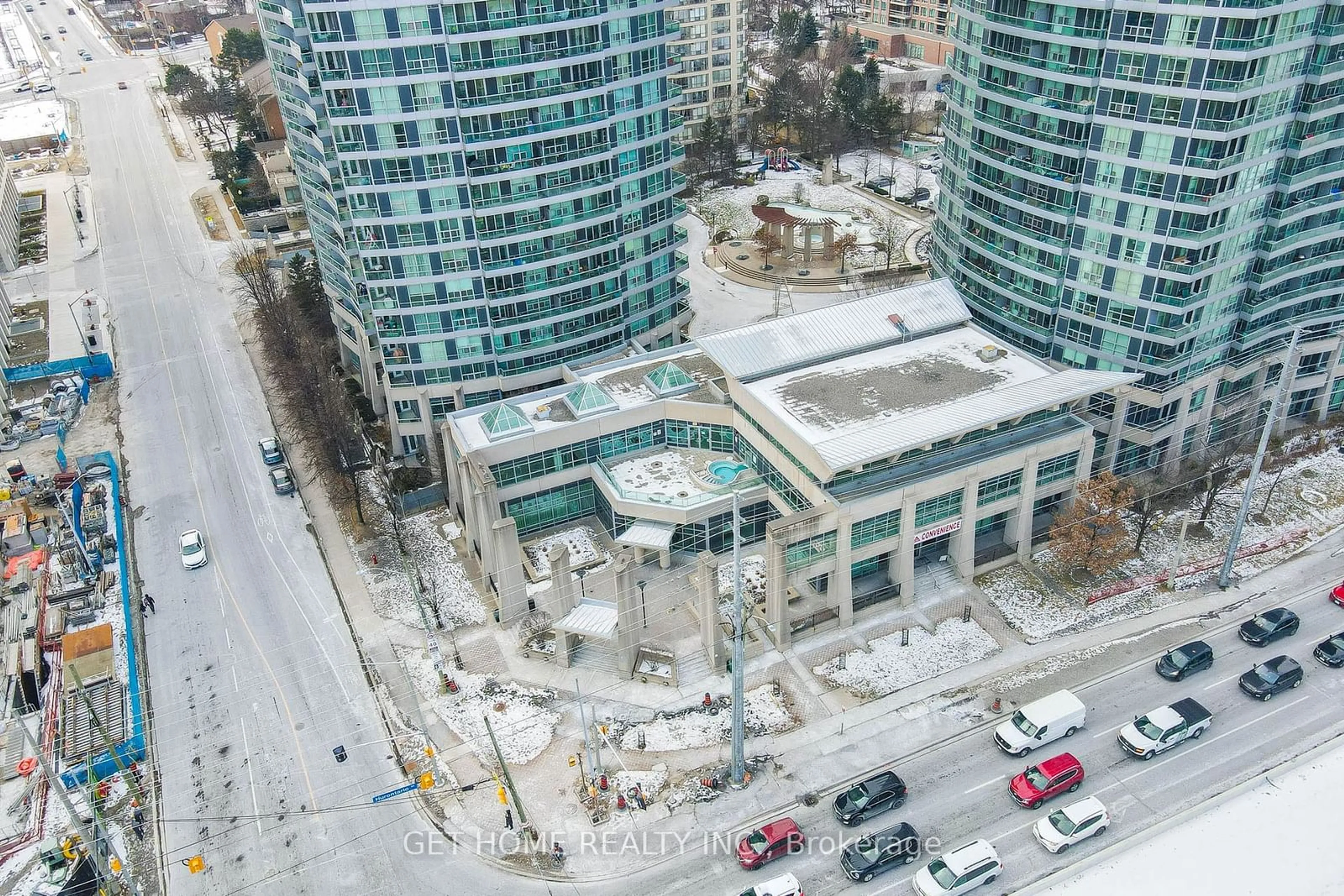 A pic from outside/outdoor area/front of a property/back of a property/a pic from drone, city buildings view from balcony for 33 Elm Dr #1708, Mississauga Ontario L5B 4L2