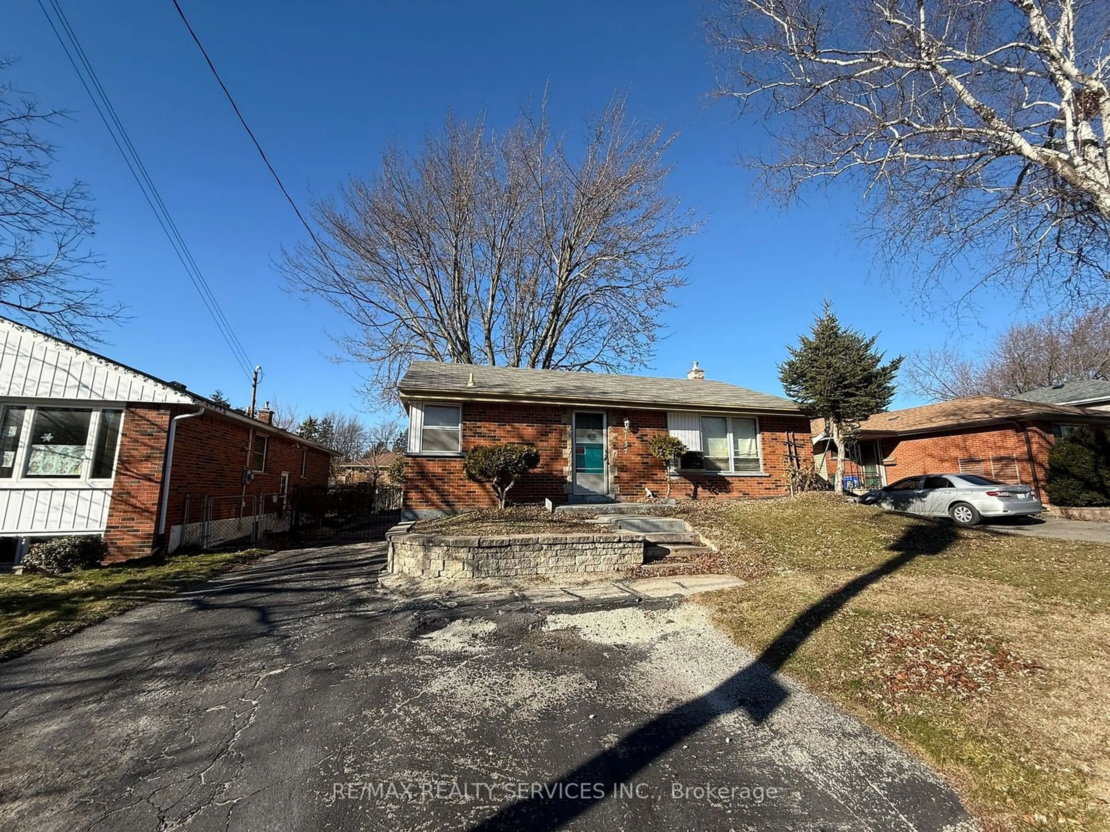 A pic from outside/outdoor area/front of a property/back of a property/a pic from drone, street for 2137 Mount Forest Dr, Burlington Ontario L7P 1H6