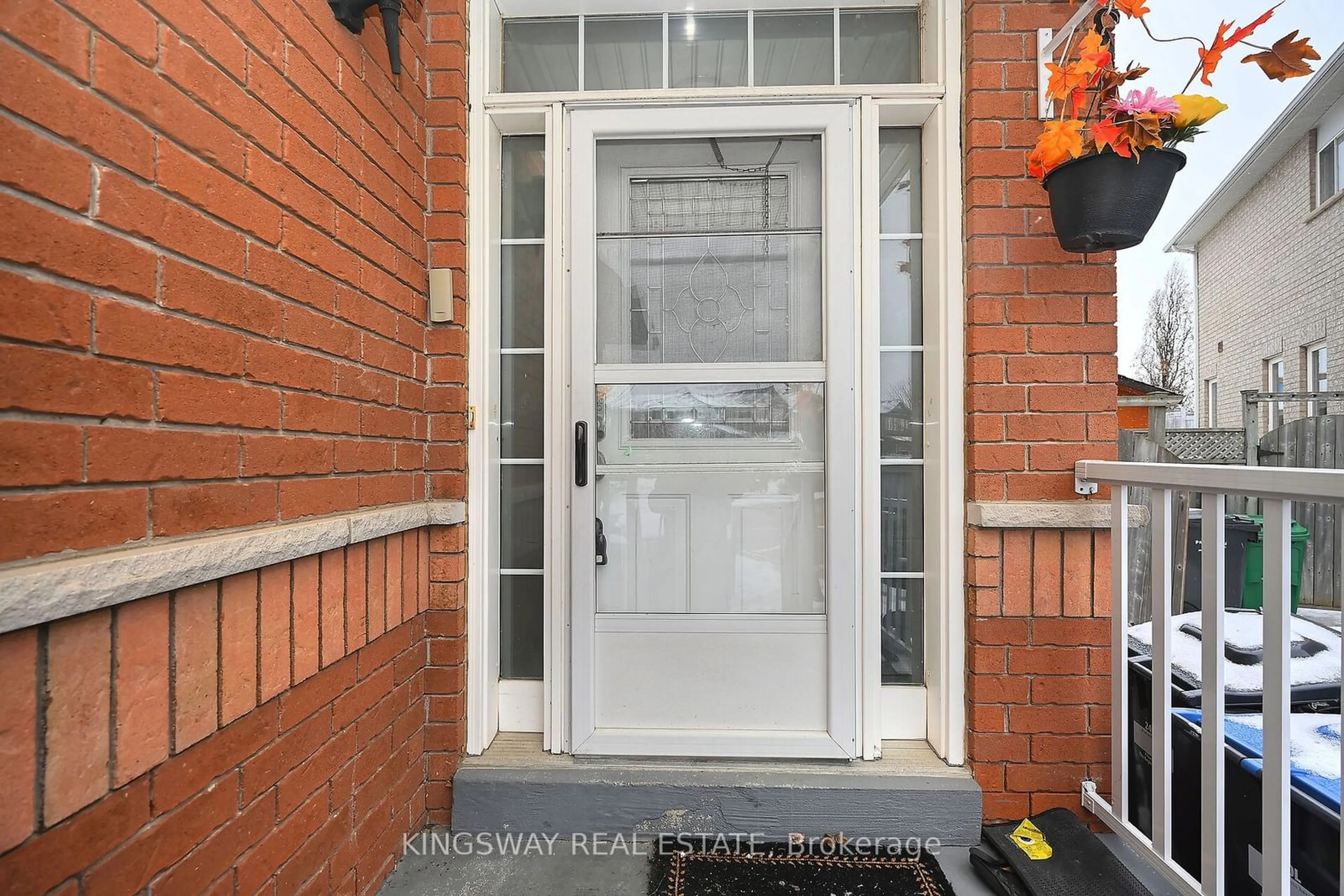 Indoor entryway for 918 Khan Cres, Mississauga Ontario L5V 2R4