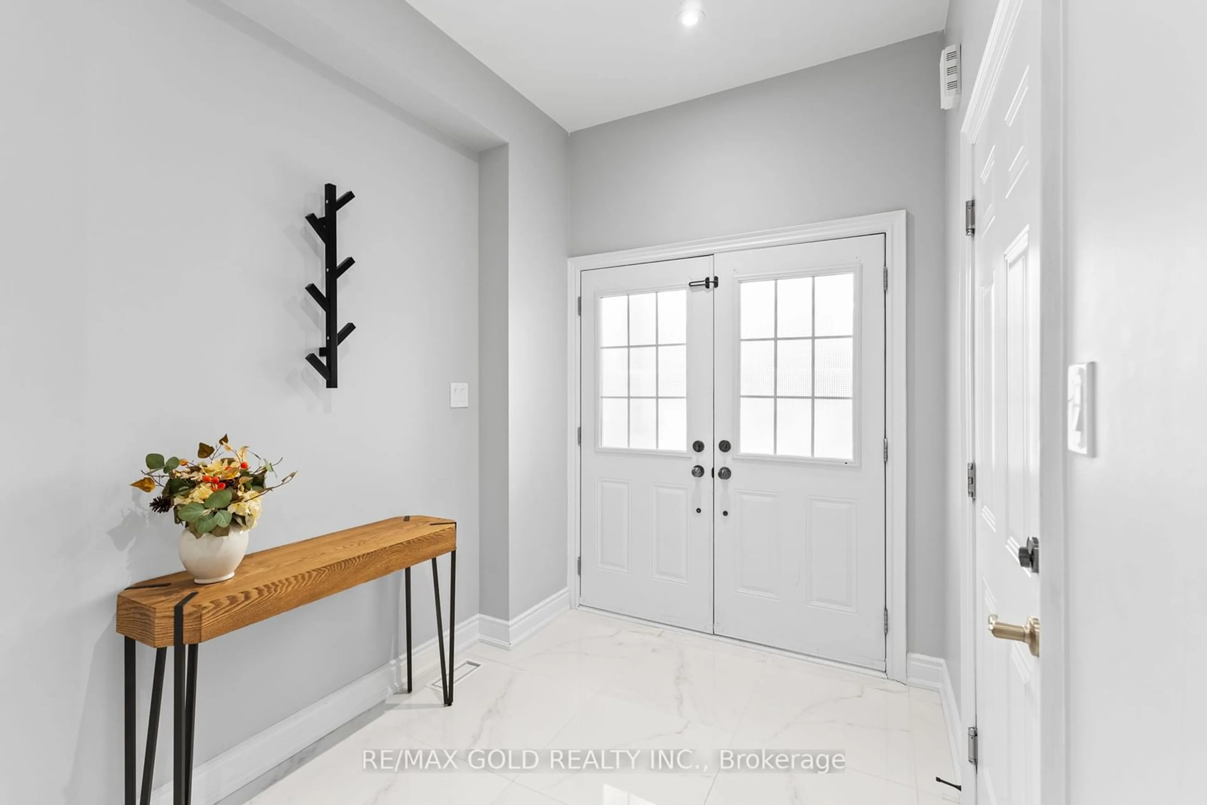 Indoor entryway for 15 Miramar St, Brampton Ontario L6R 2S7