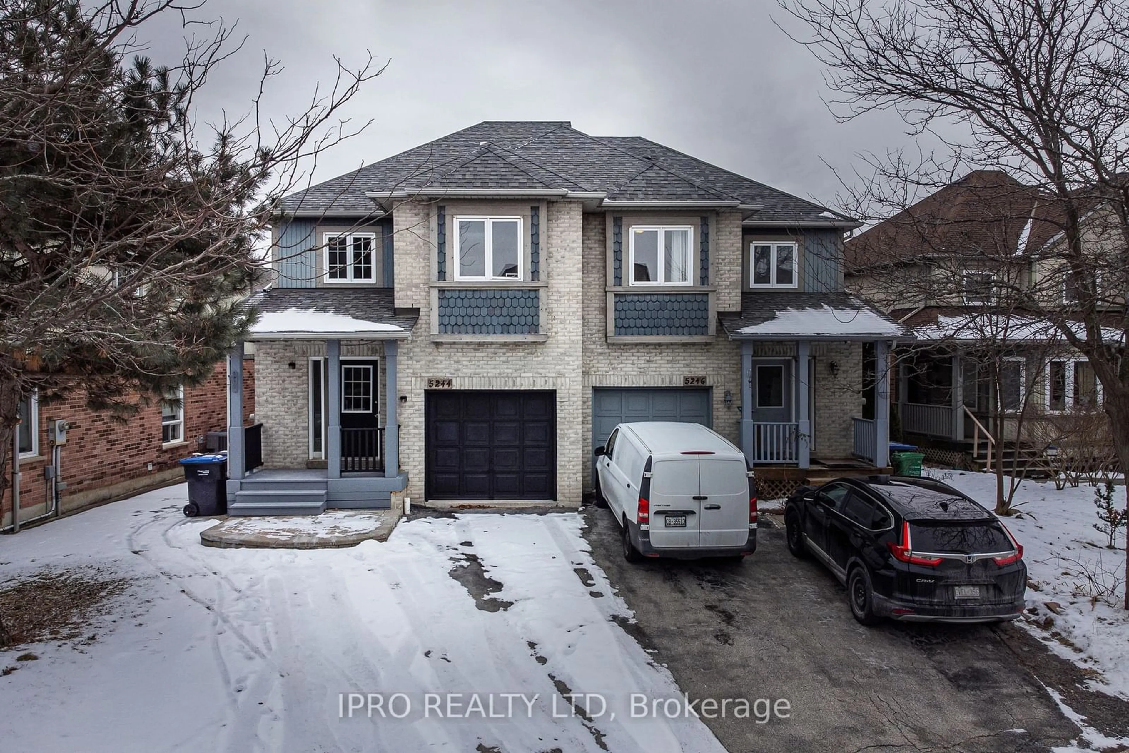 A pic from outside/outdoor area/front of a property/back of a property/a pic from drone, street for 5244 Bushelgrove Circ, Mississauga Ontario L5M 6C5