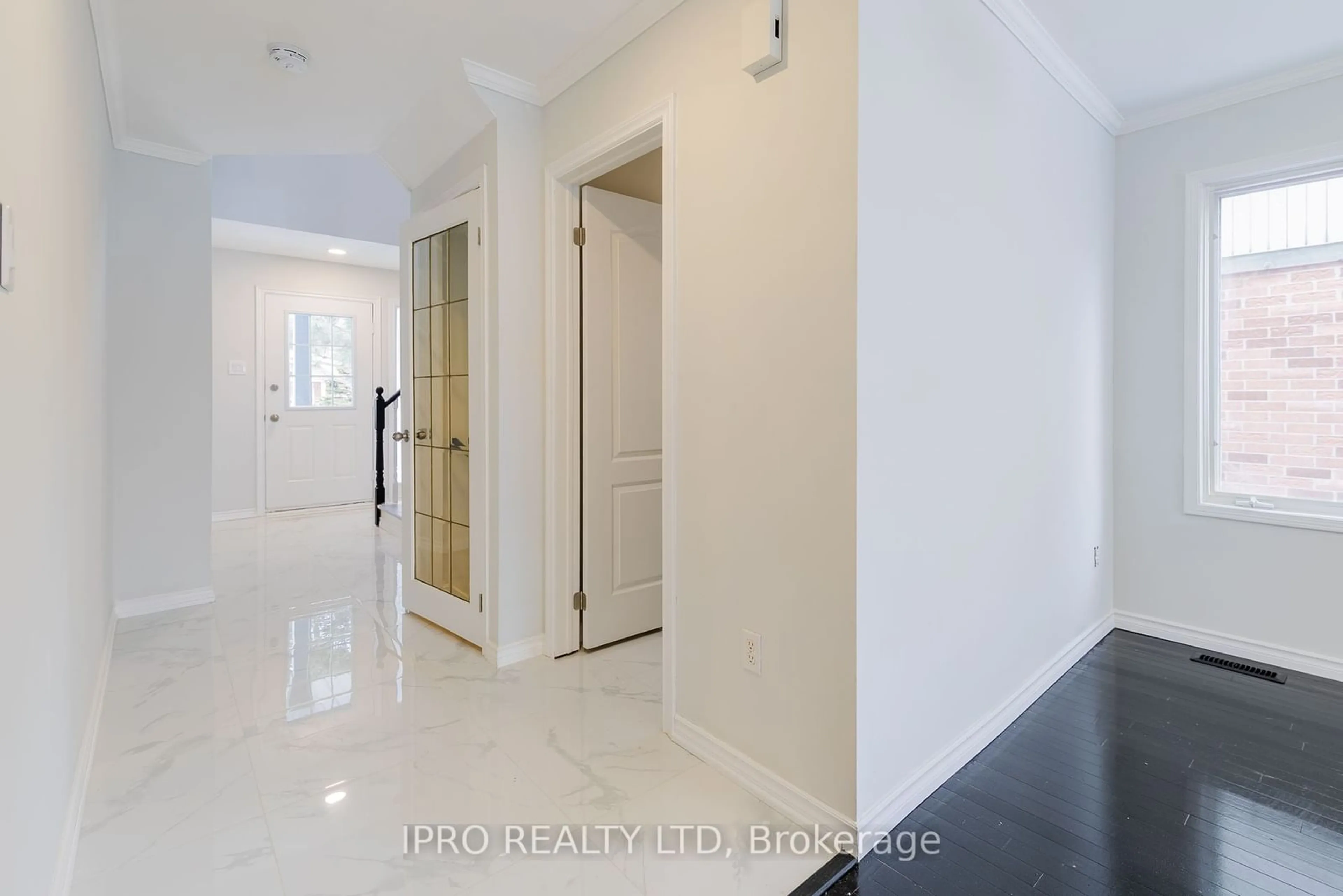 Indoor foyer for 5244 Bushelgrove Circ, Mississauga Ontario L5M 6C5