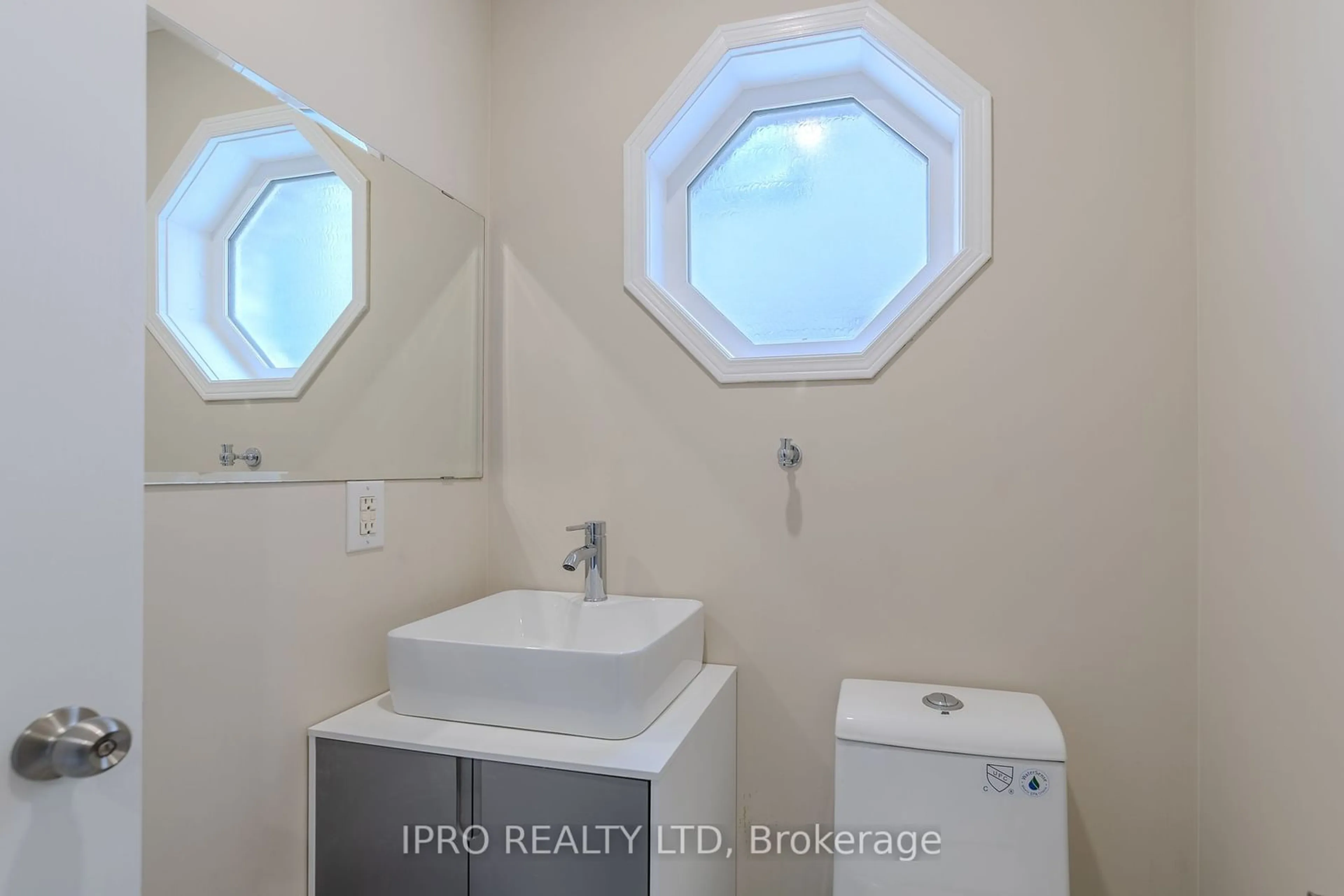 Standard bathroom, ceramic/tile floor for 5244 Bushelgrove Circ, Mississauga Ontario L5M 6C5