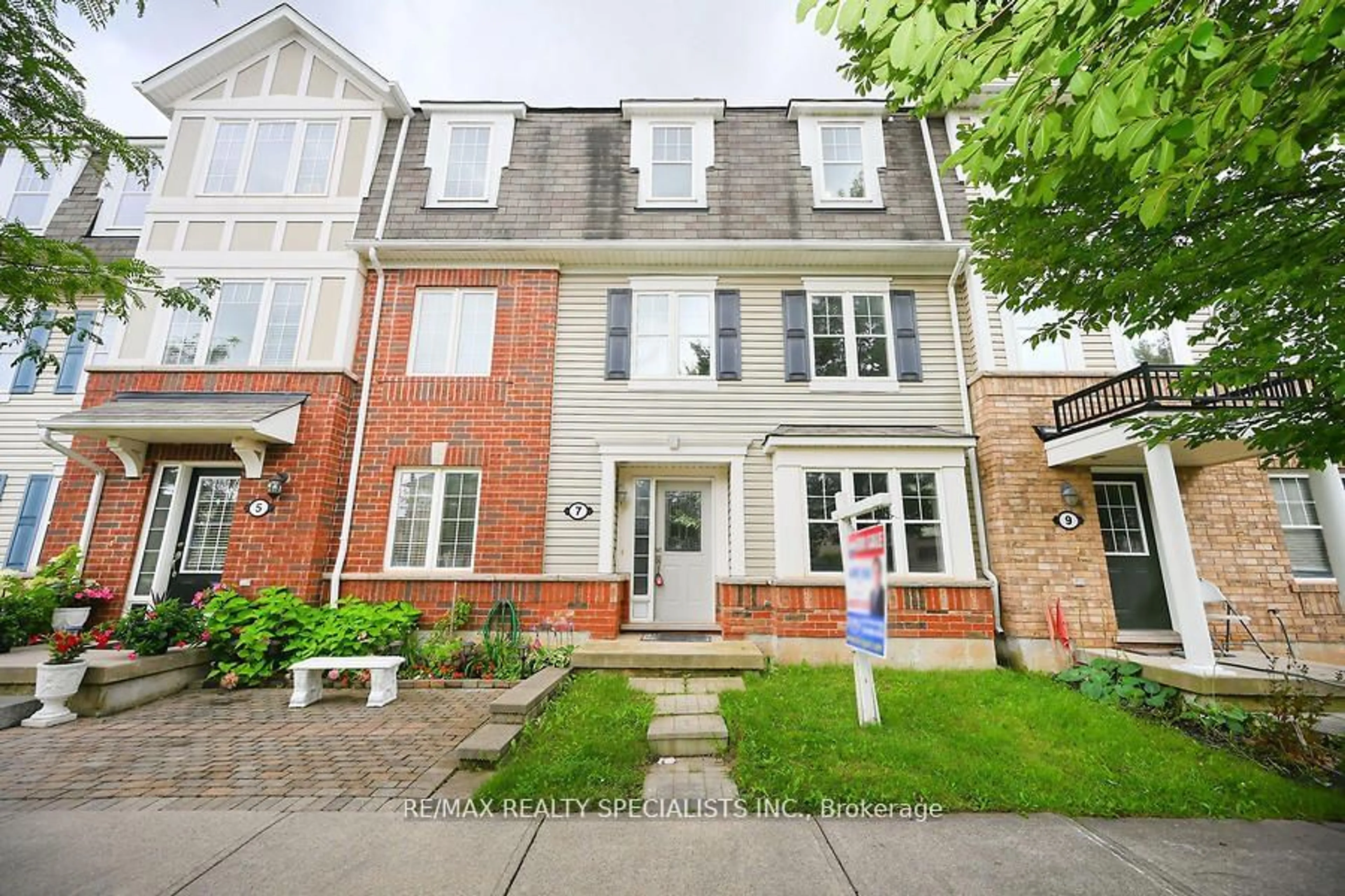 Home with brick exterior material, street for 7 PORTSDOWN Rd, Brampton Ontario L7A 0R4