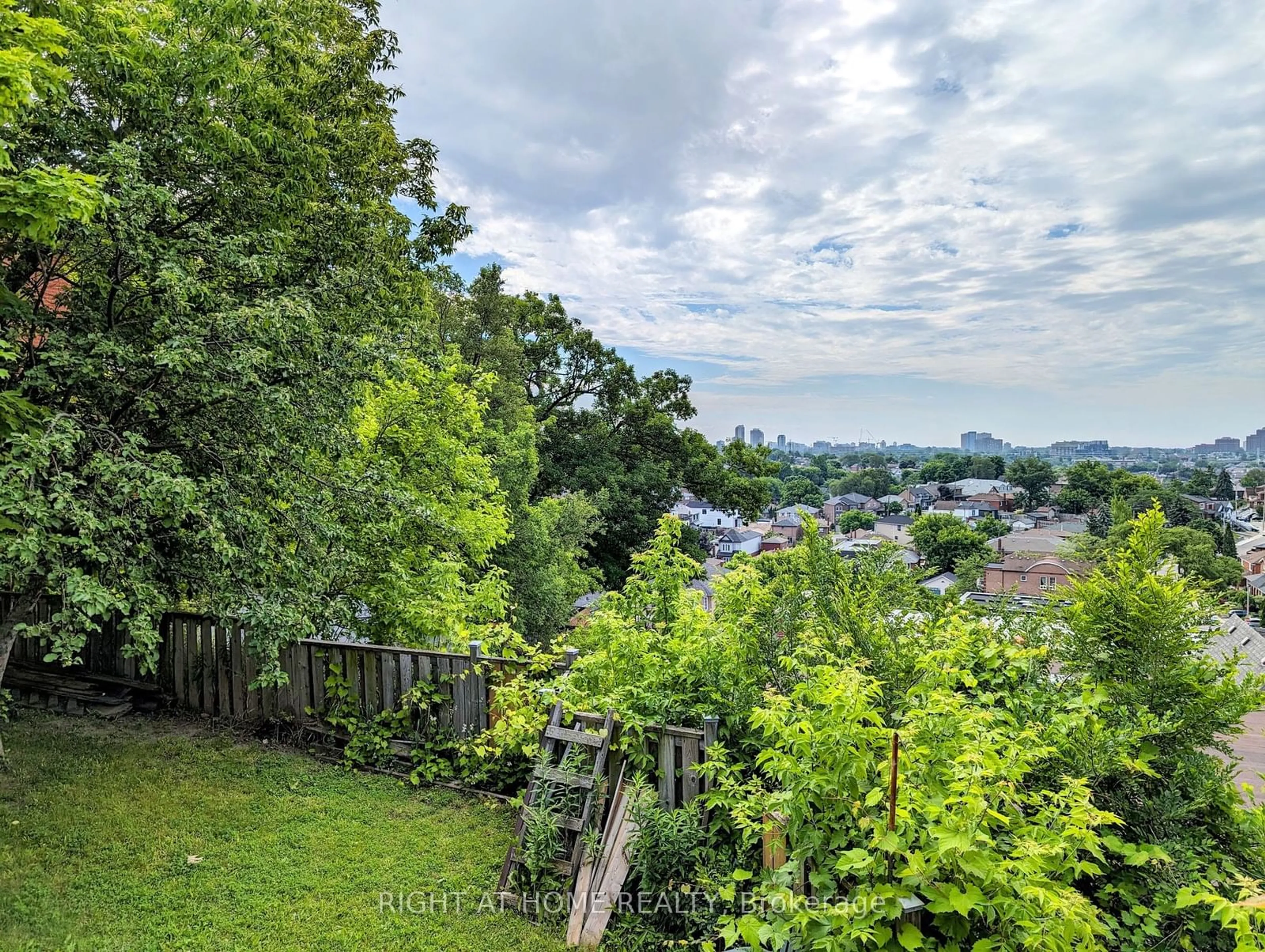 A pic from outside/outdoor area/front of a property/back of a property/a pic from drone, unknown for 33 Venn Cres, Toronto Ontario M6M 1S5