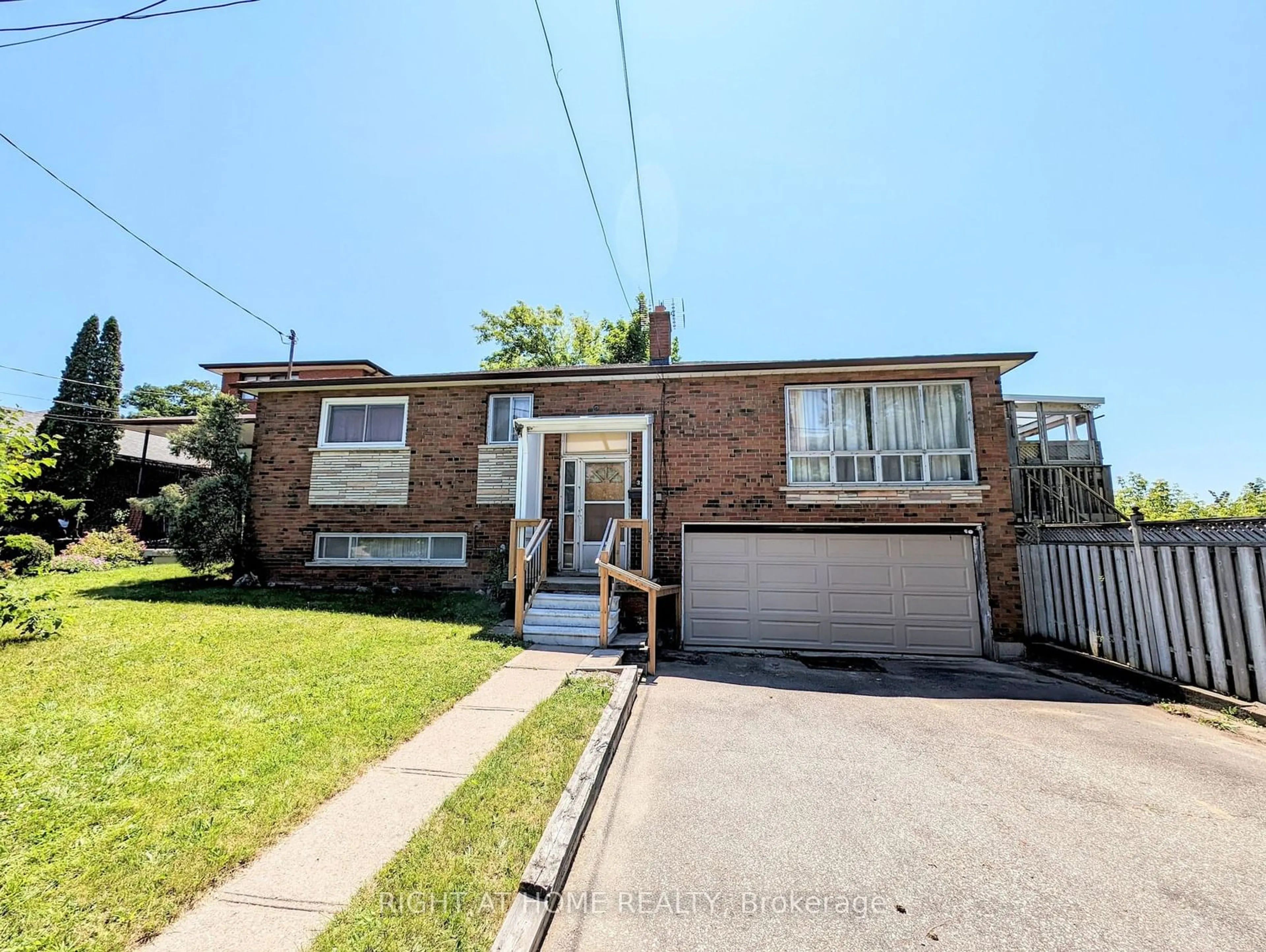 A pic from outside/outdoor area/front of a property/back of a property/a pic from drone, street for 33 Venn Cres, Toronto Ontario M6M 1S5