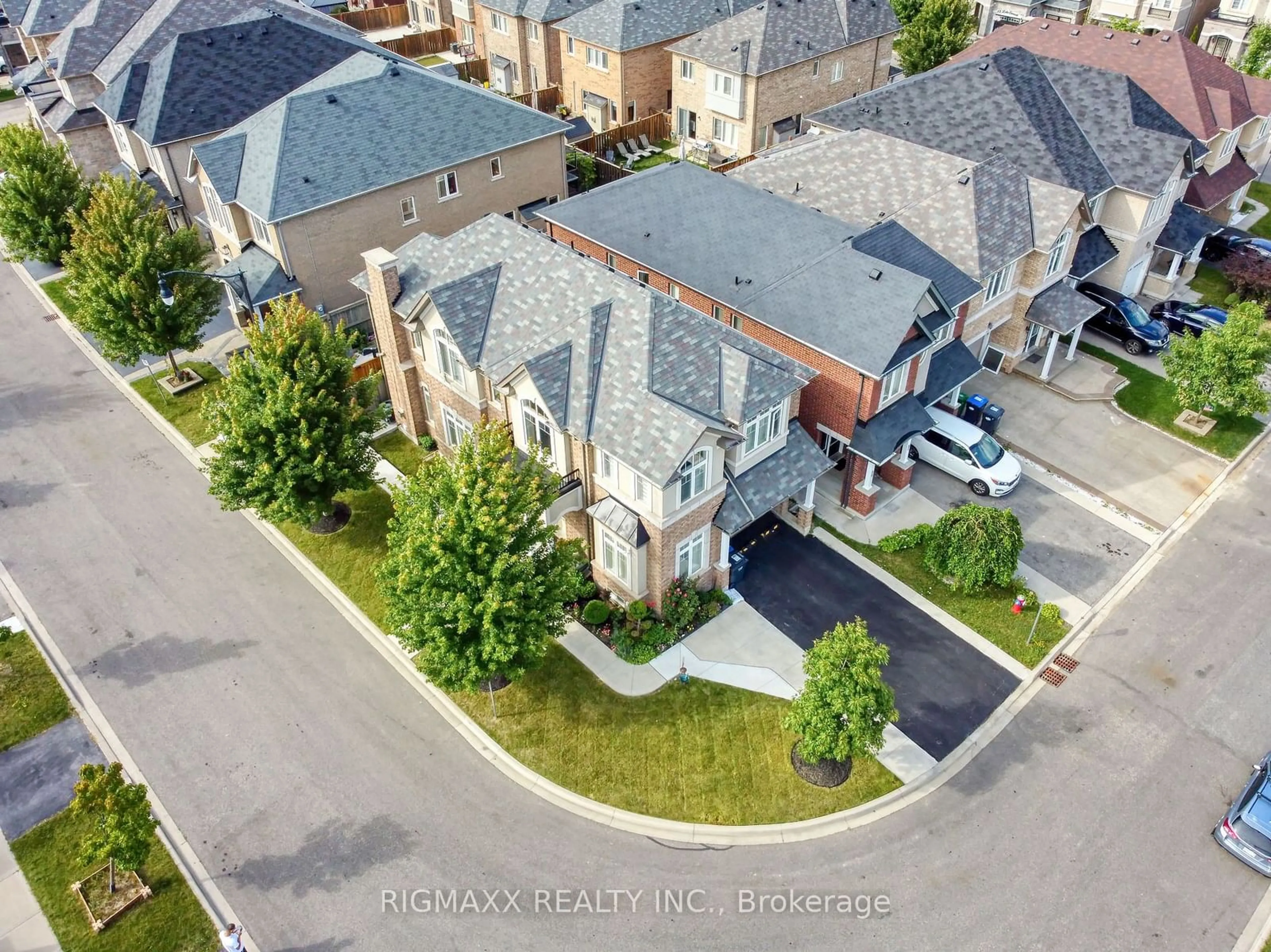 A pic from outside/outdoor area/front of a property/back of a property/a pic from drone, street for 53 Lola Cres, Brampton Ontario L7A 4J8