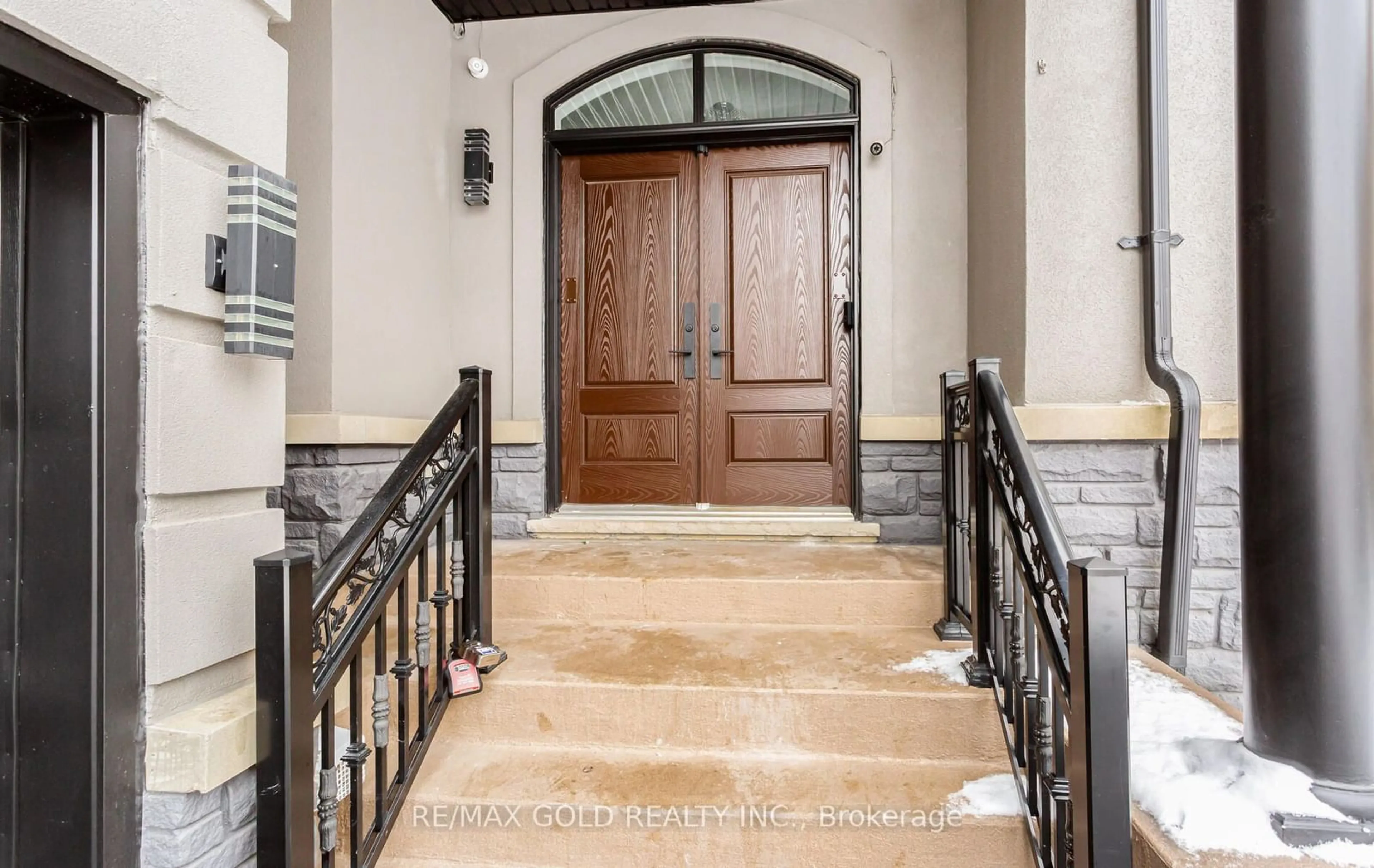 Indoor entryway for 7 Odeon St, Brampton Ontario L6P 1V6