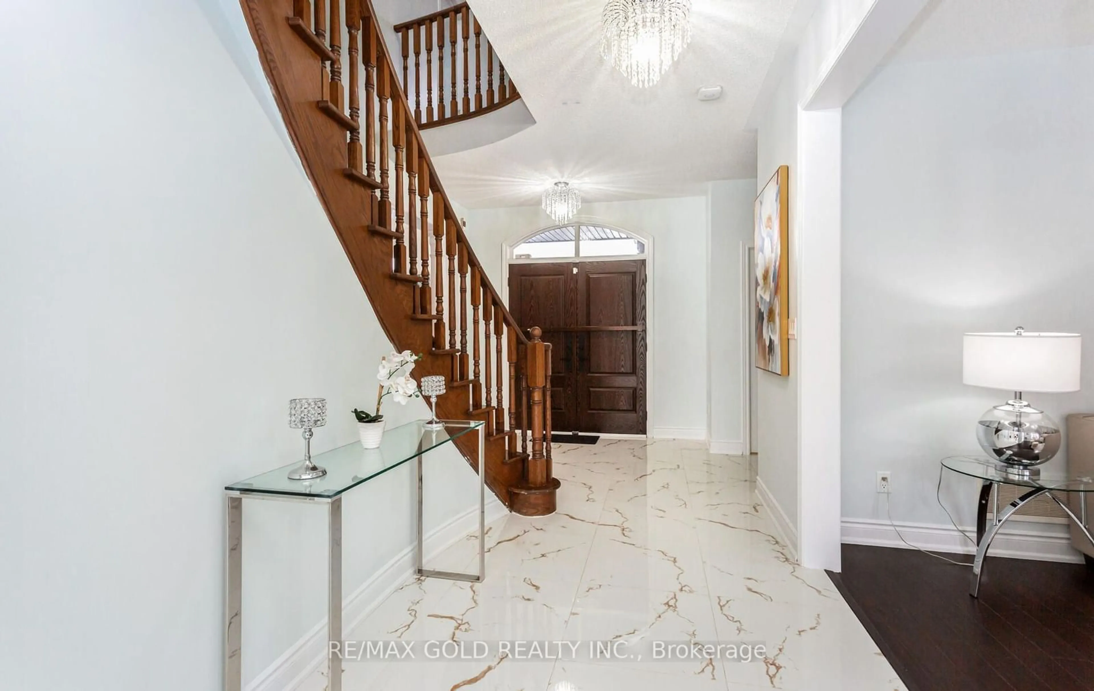 Indoor foyer for 7 Odeon St, Brampton Ontario L6P 1V6