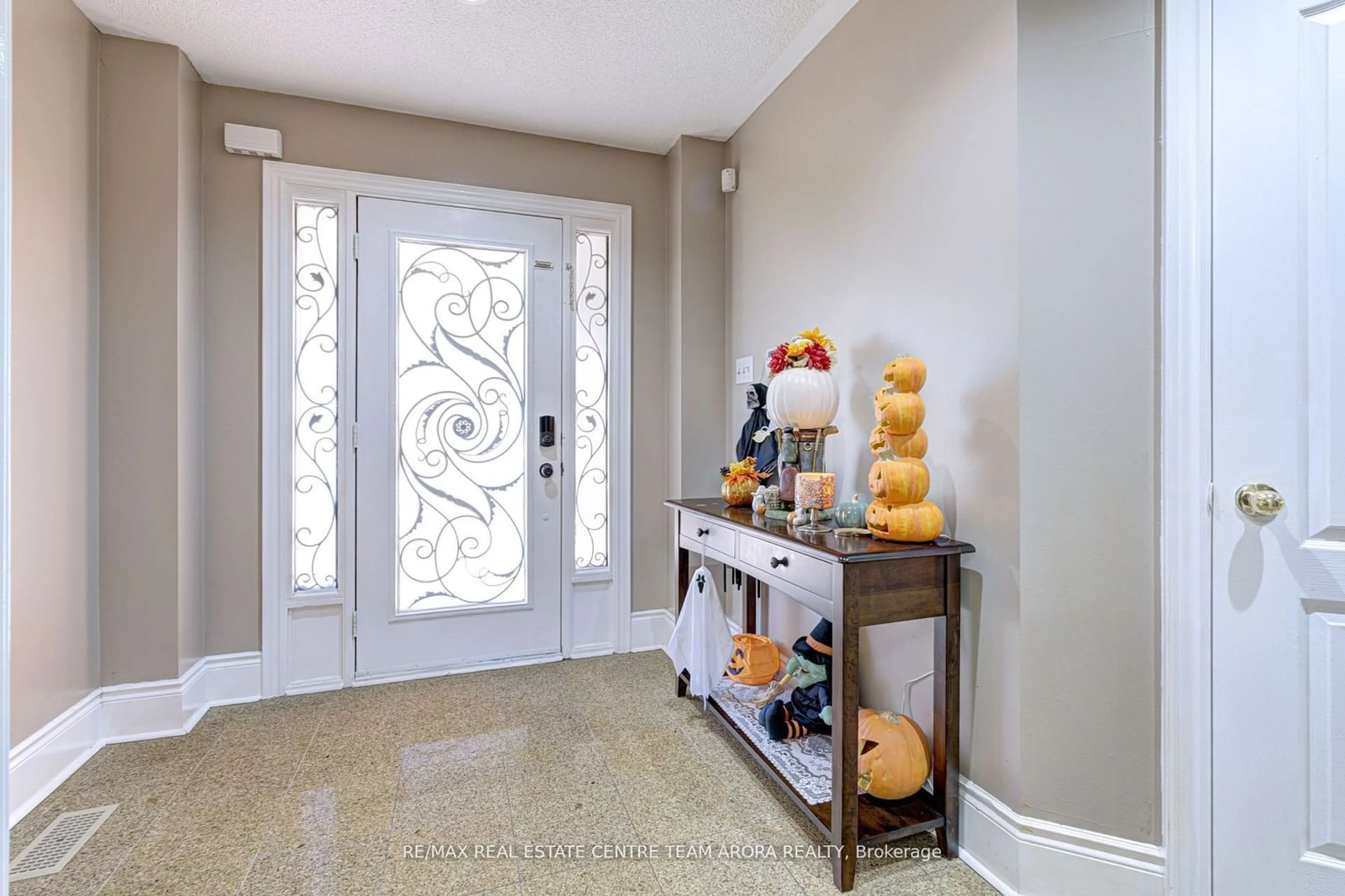 Indoor entryway for 14 River Rock Cres, Brampton Ontario L7A 2V2