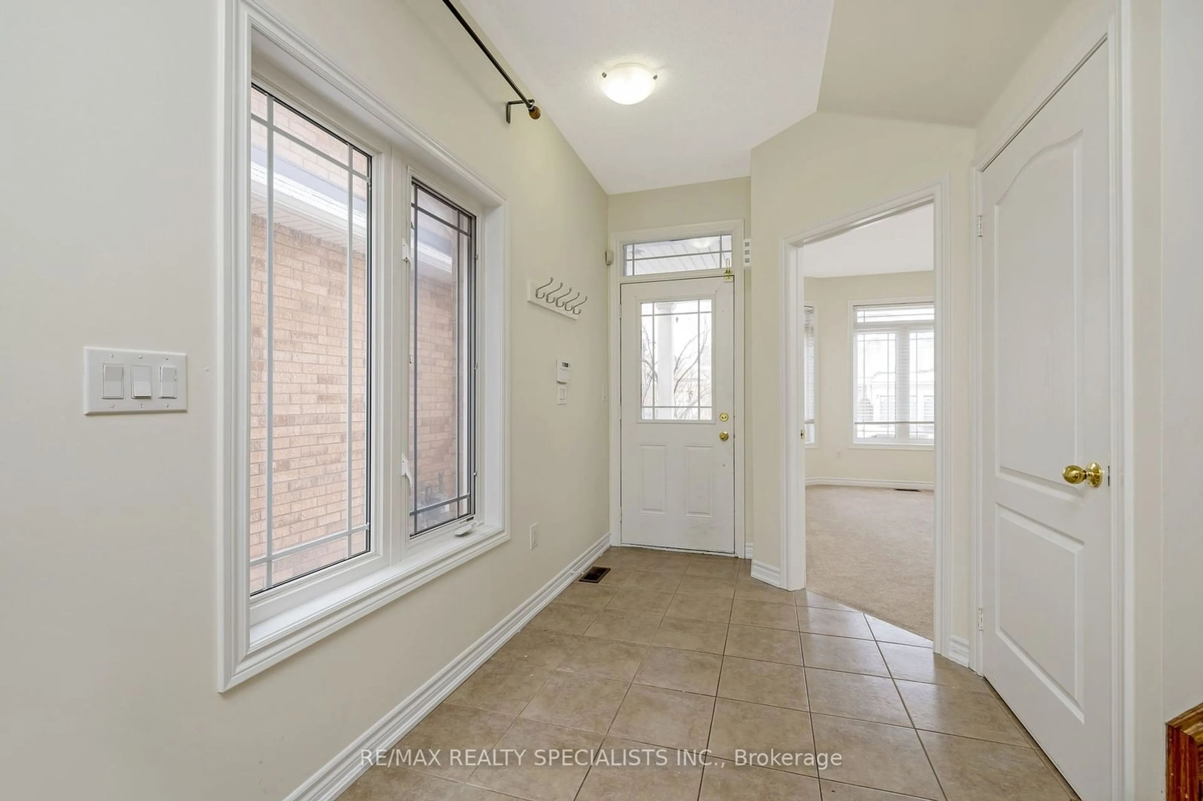 Indoor entryway for 220 Mclaughlin Ave, Milton Ontario L9T 7P2