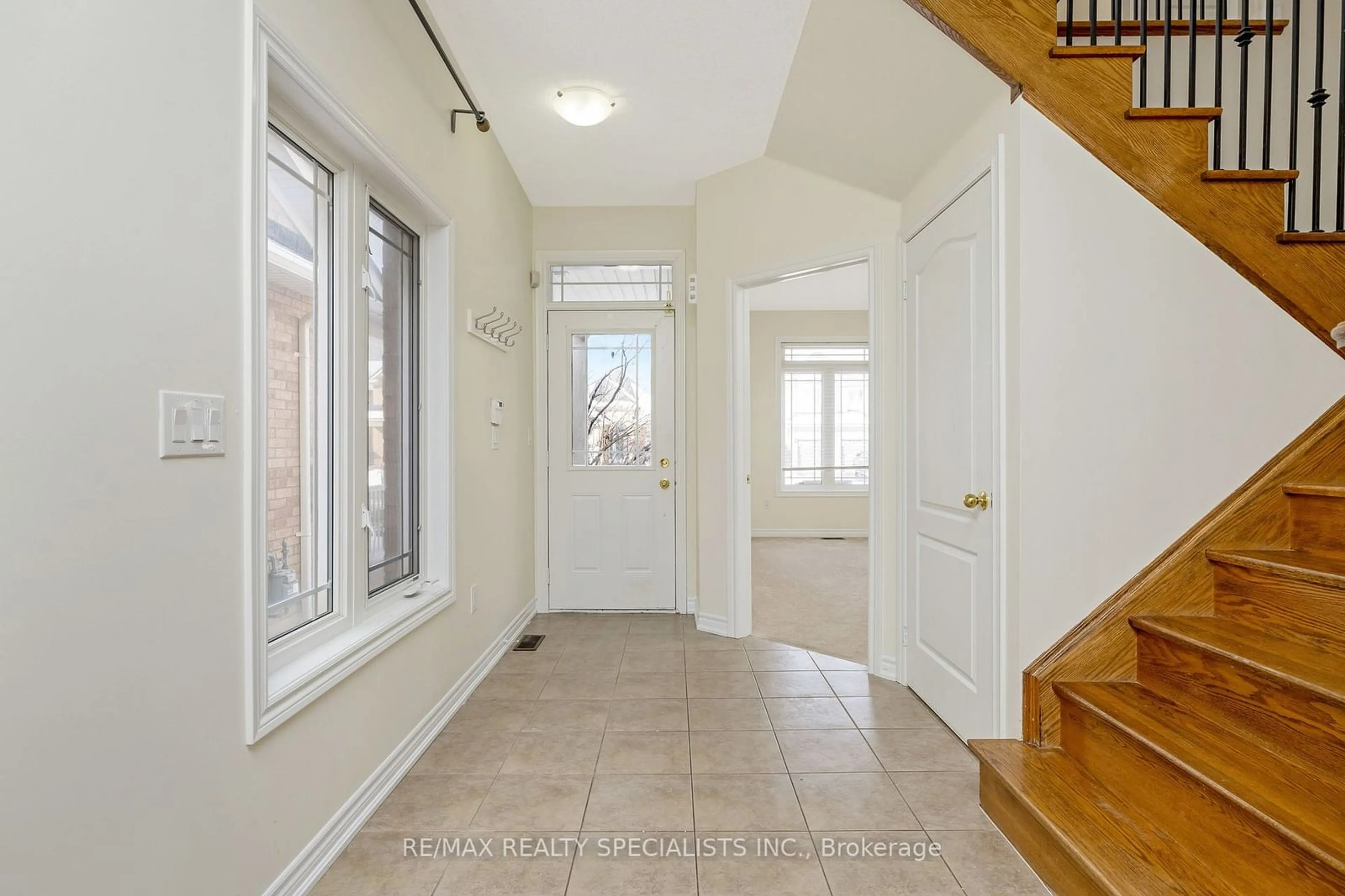 Indoor entryway for 220 Mclaughlin Ave, Milton Ontario L9T 7P2