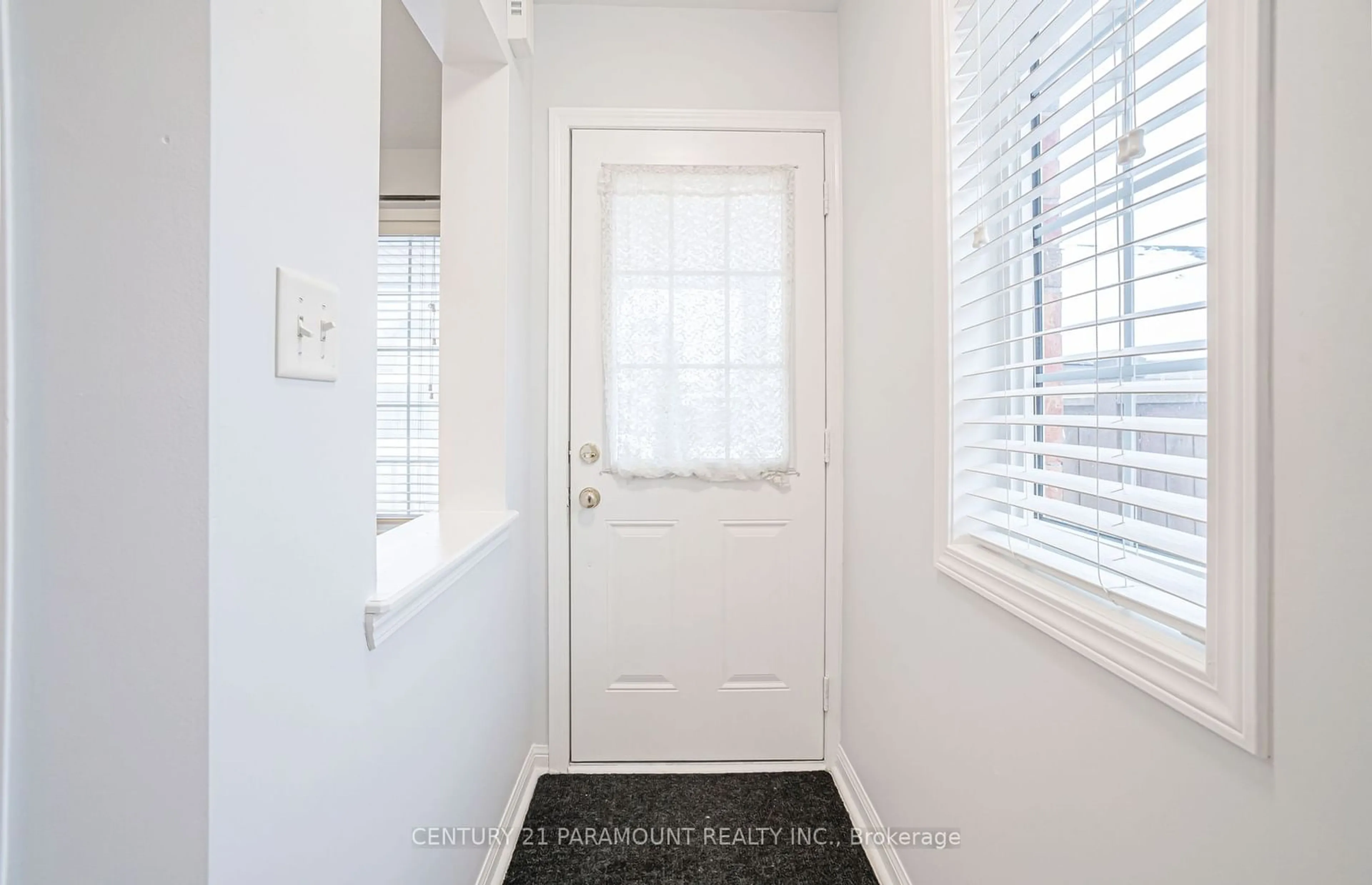 Indoor entryway for 15 Chudleigh Ave, Brampton Ontario L6X 0N1