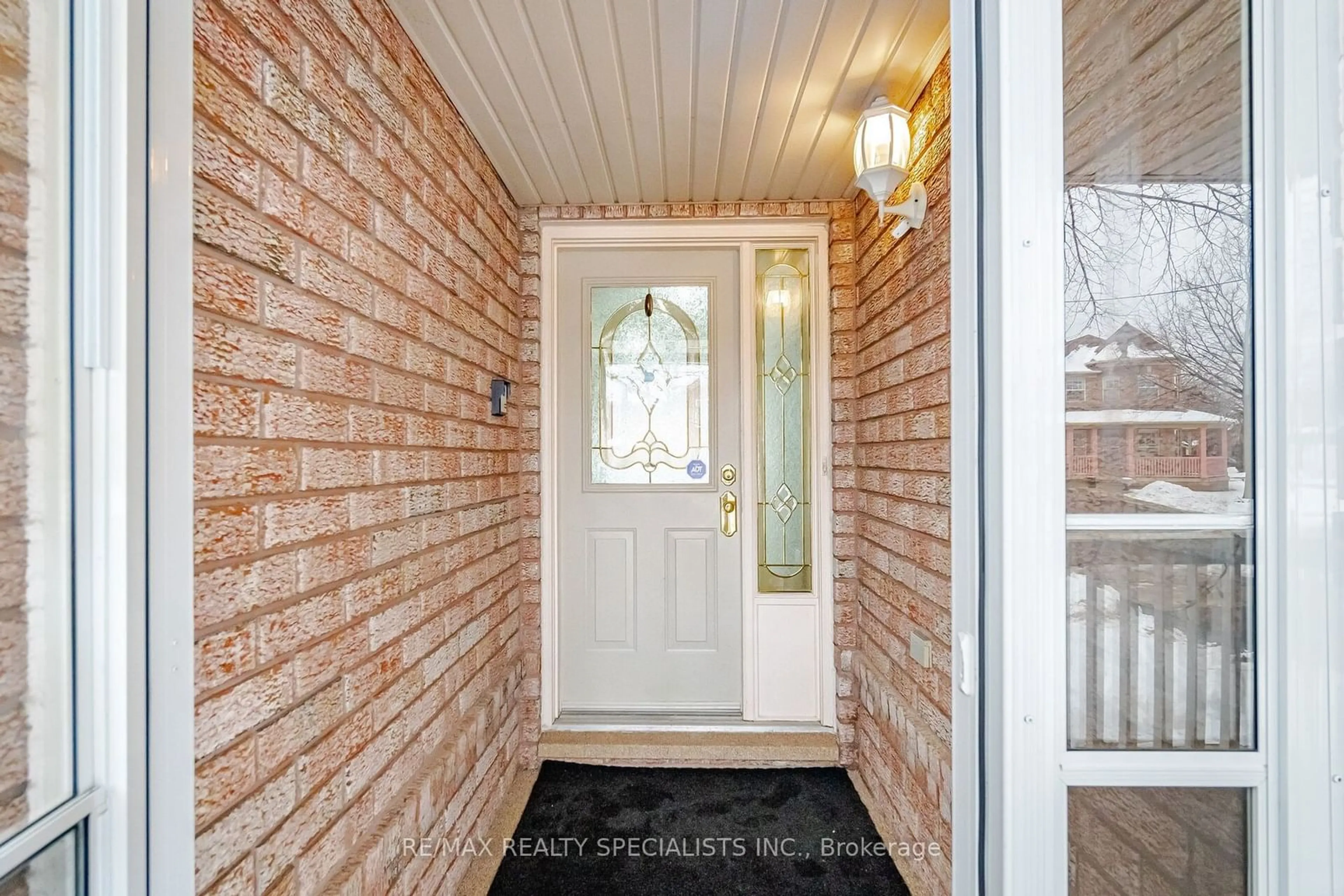 Indoor entryway for 8 Upshall Dr, Brampton Ontario L6P 1E1