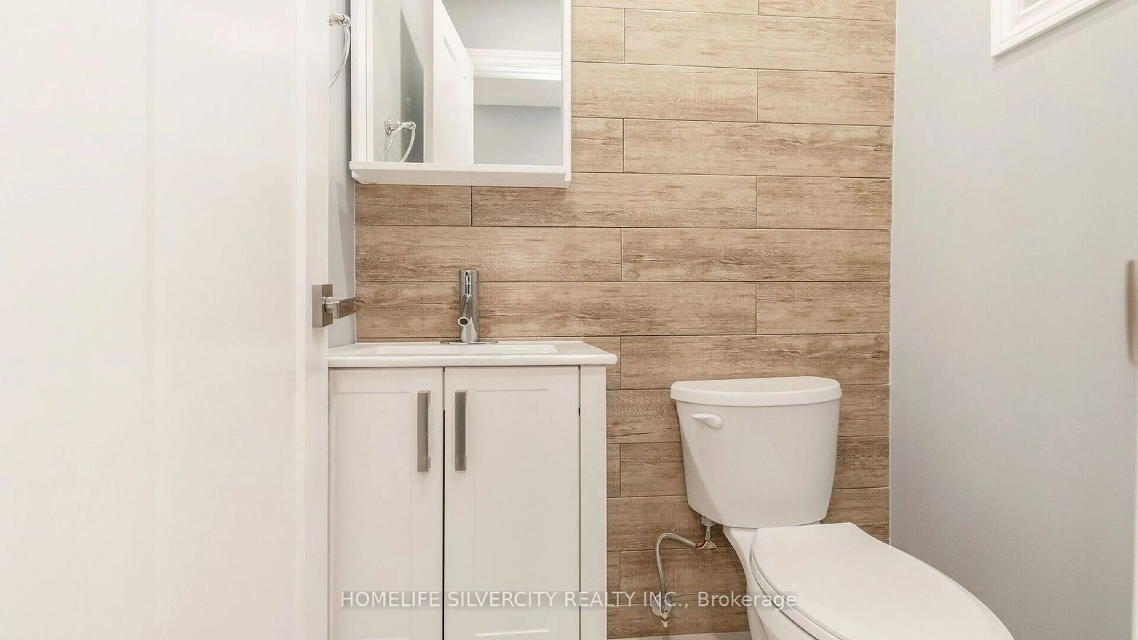 Standard bathroom, ceramic/tile floor for 1616 Haig Blvd #28, Mississauga Ontario L5E 3C9