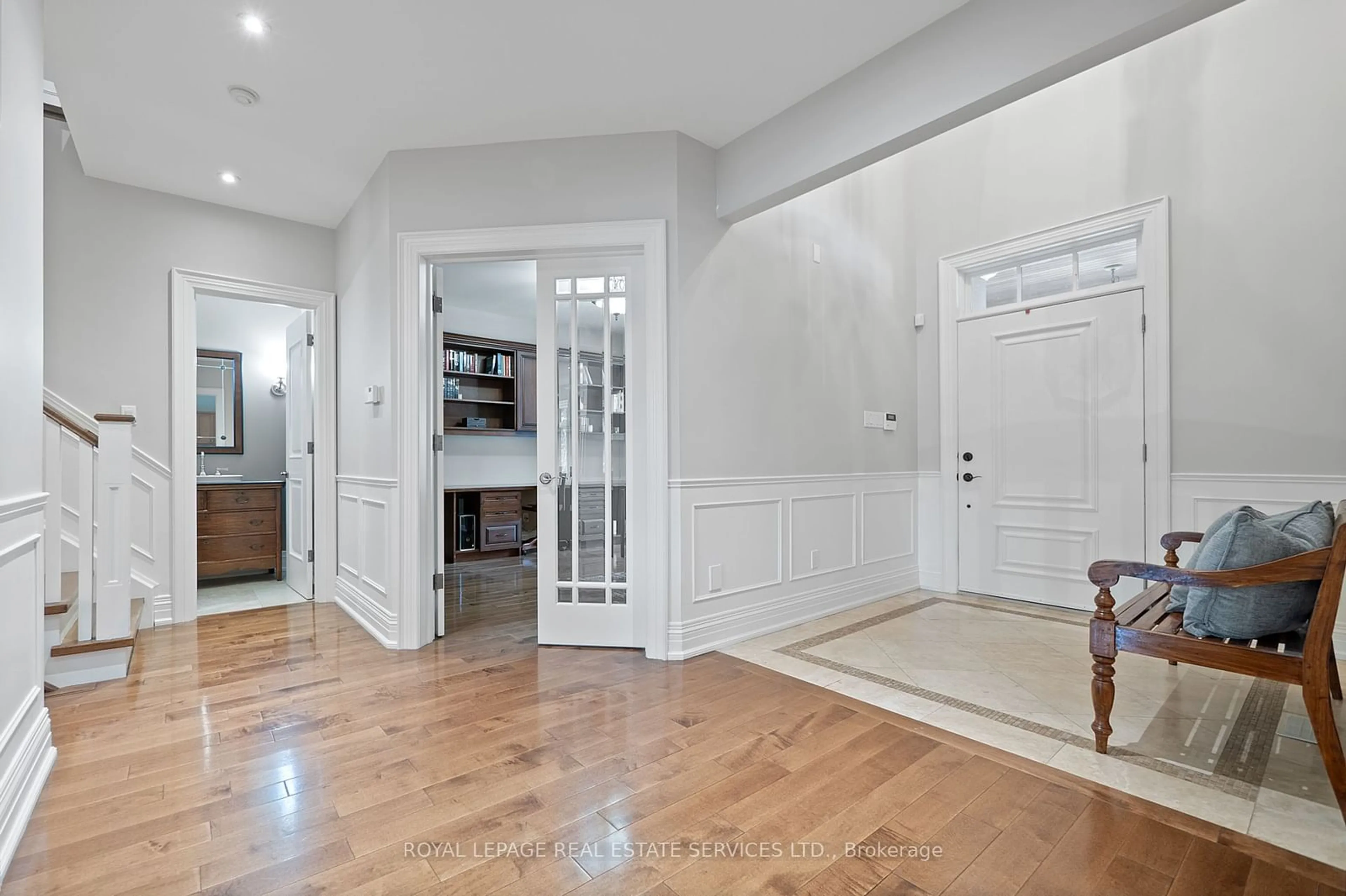 Indoor entryway for 503 Meadow Wood Rd, Mississauga Ontario L5J 2S4