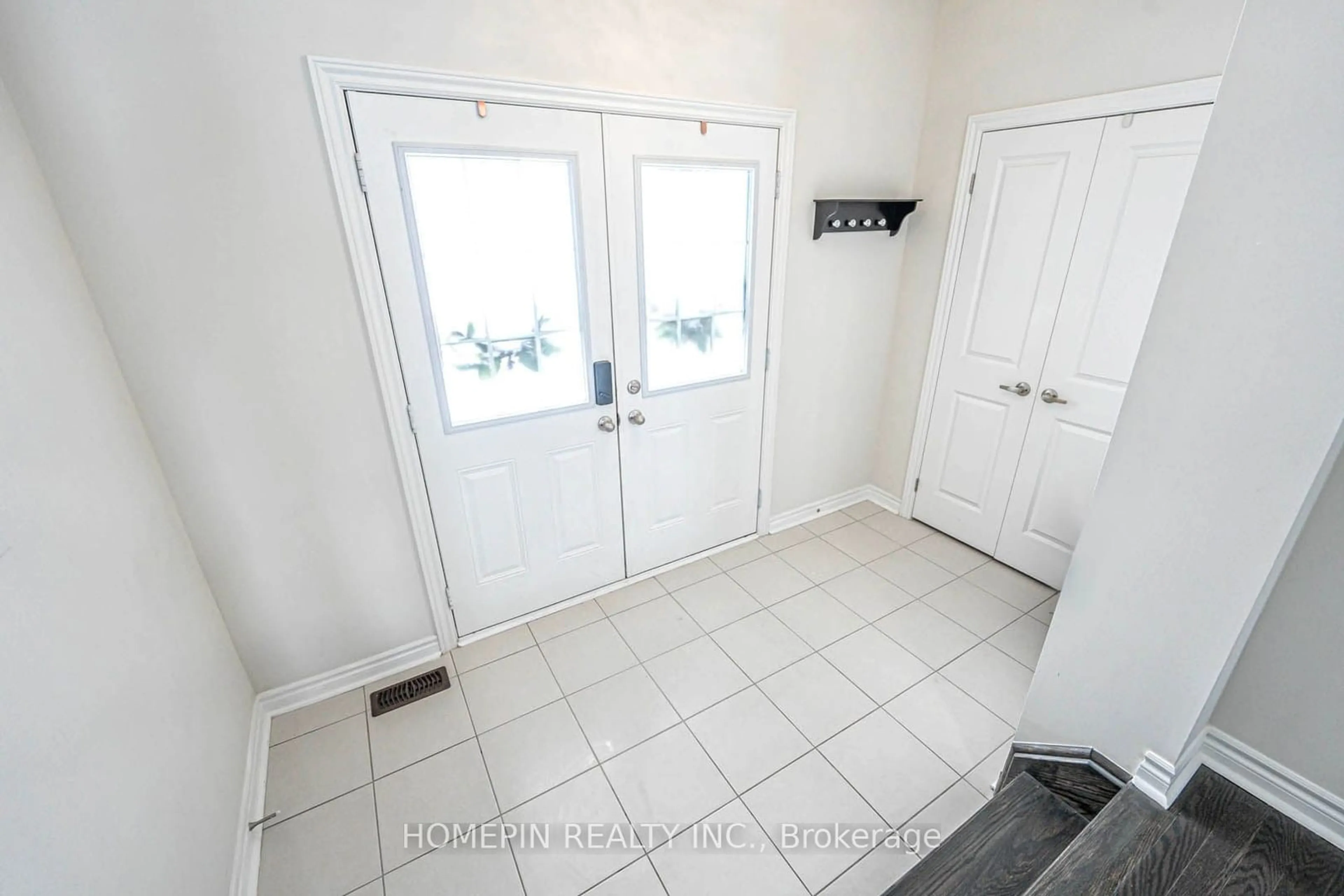 Indoor entryway for 292 Fasken Crt, Milton Ontario L9T 6S9