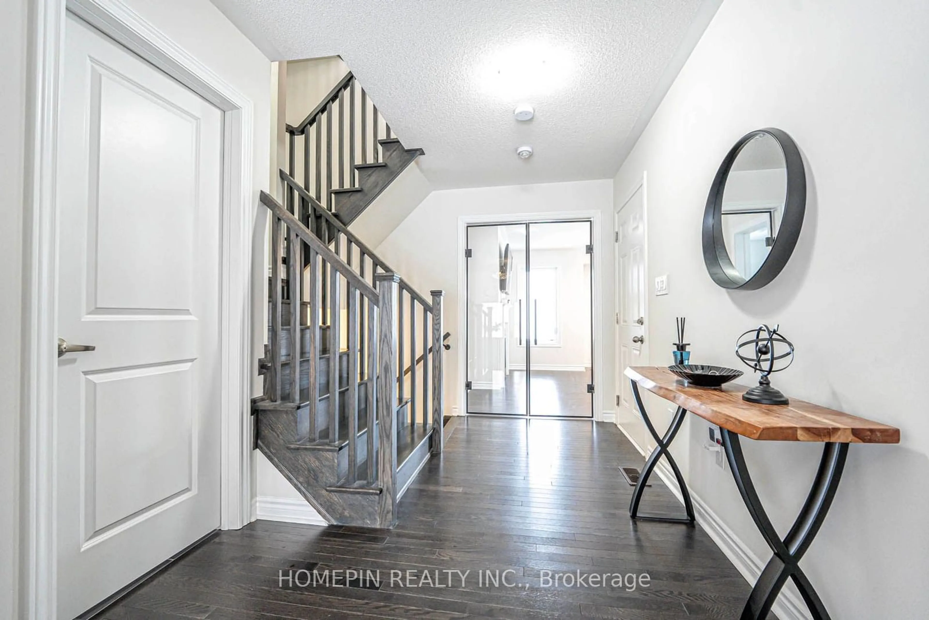 Indoor entryway for 292 Fasken Crt, Milton Ontario L9T 6S9