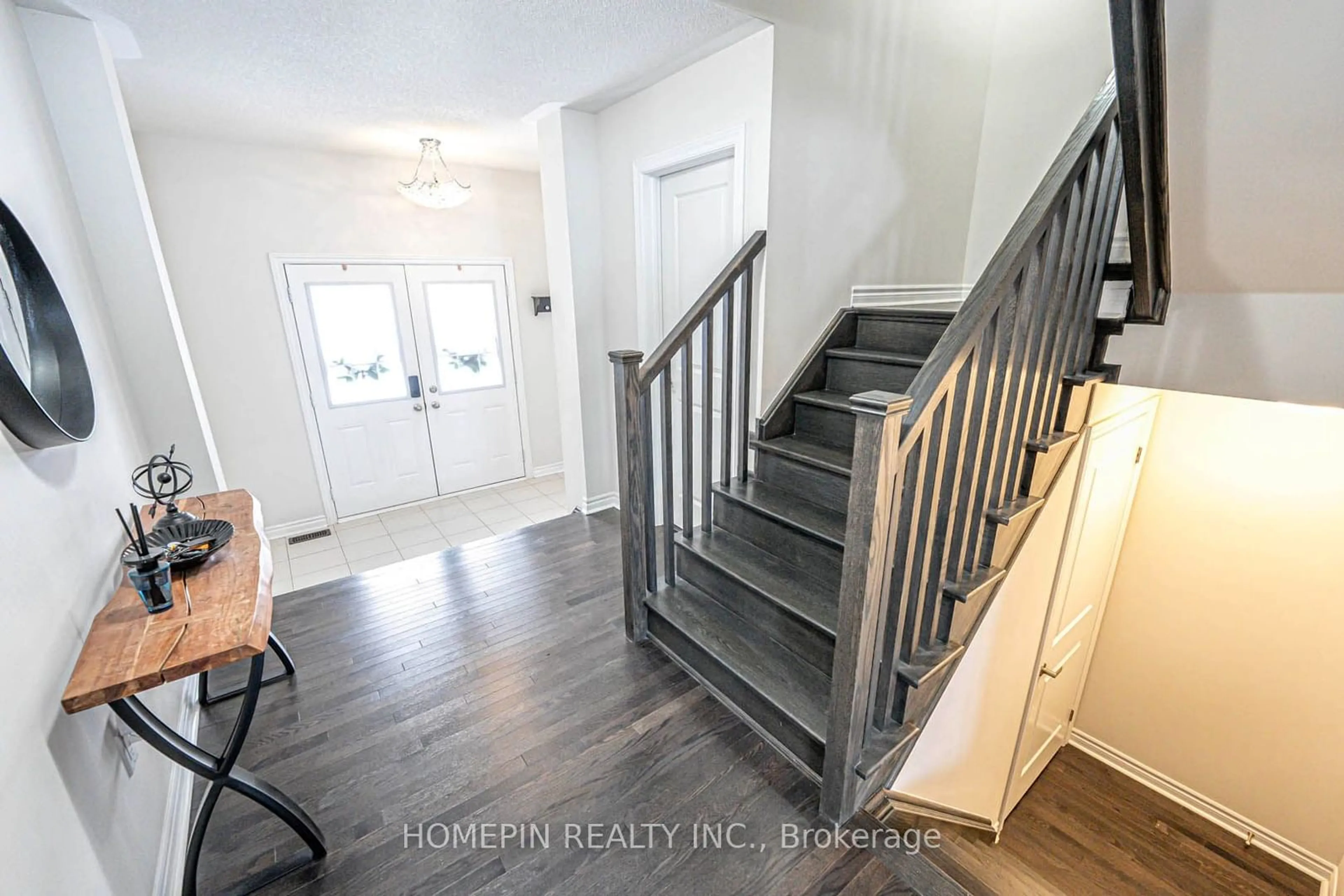 Indoor entryway for 292 Fasken Crt, Milton Ontario L9T 6S9