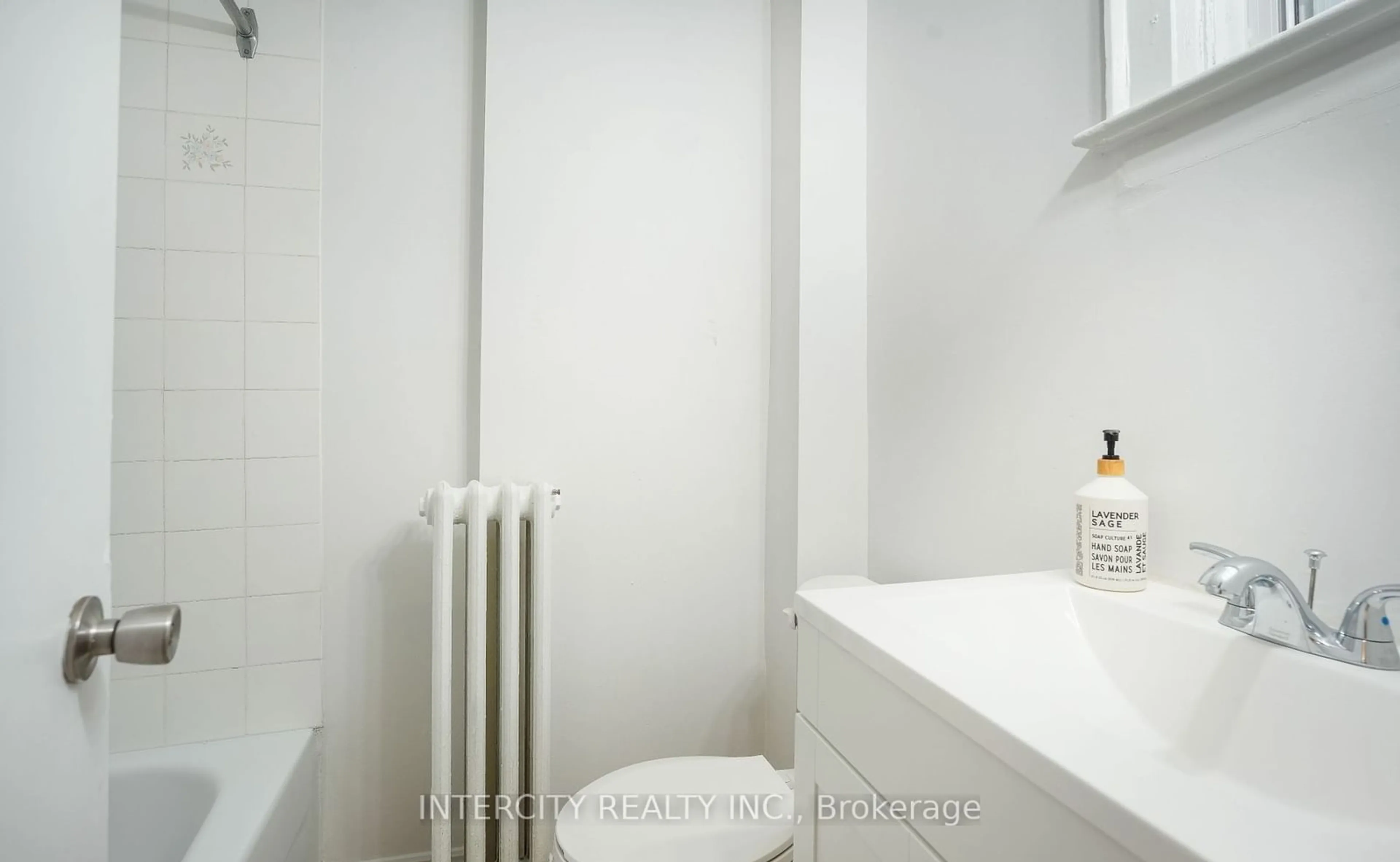 Standard bathroom, unknown for 44 Branstone Rd, Toronto Ontario M6E 4E4