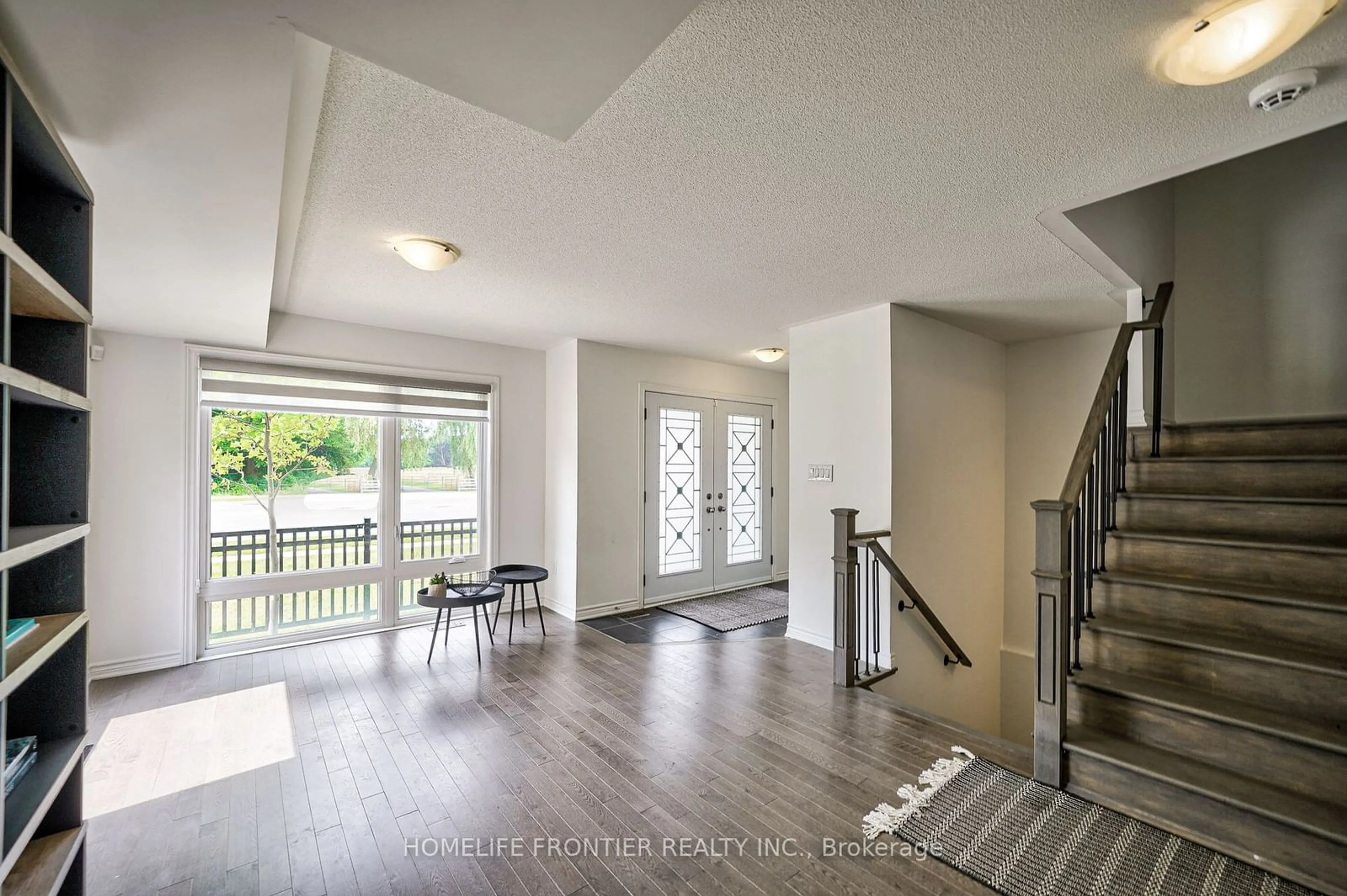 Indoor entryway for 2519 Littlefield Cres, Oakville Ontario L6M 4G3