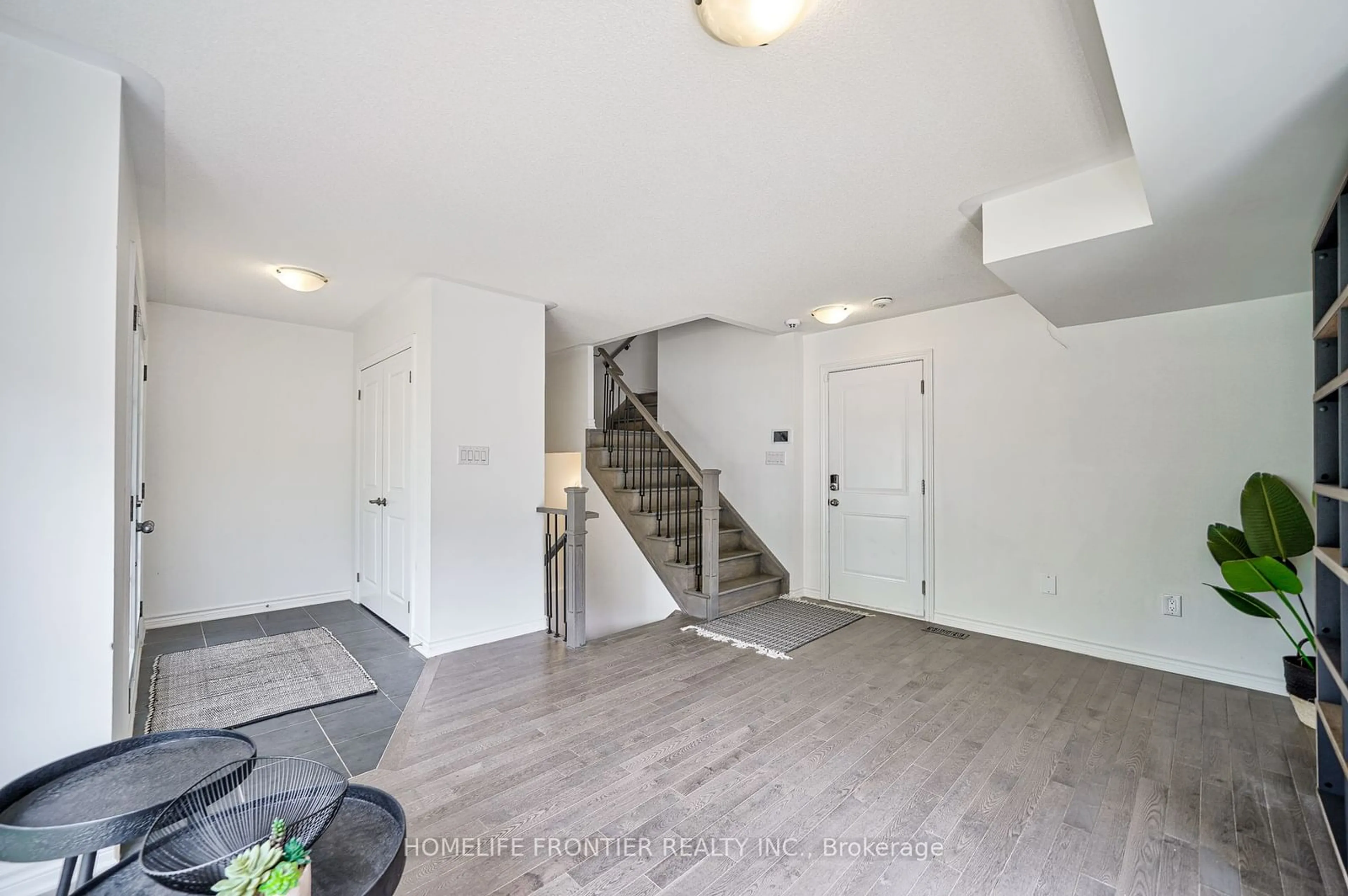 Indoor entryway for 2519 Littlefield Cres, Oakville Ontario L6M 4G3