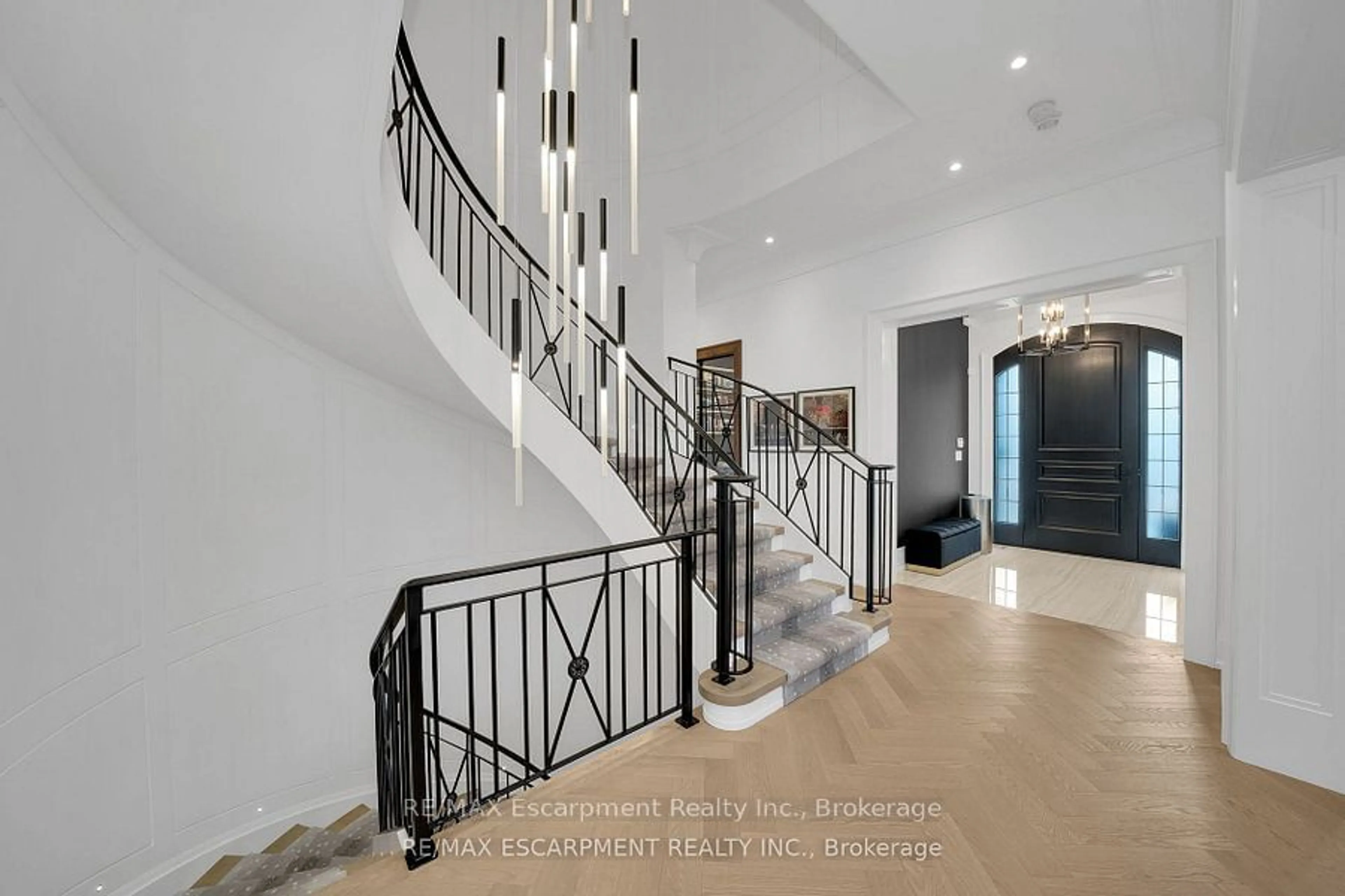 Indoor foyer for 2217 Courrier Lane, Mississauga Ontario L5C 1V1