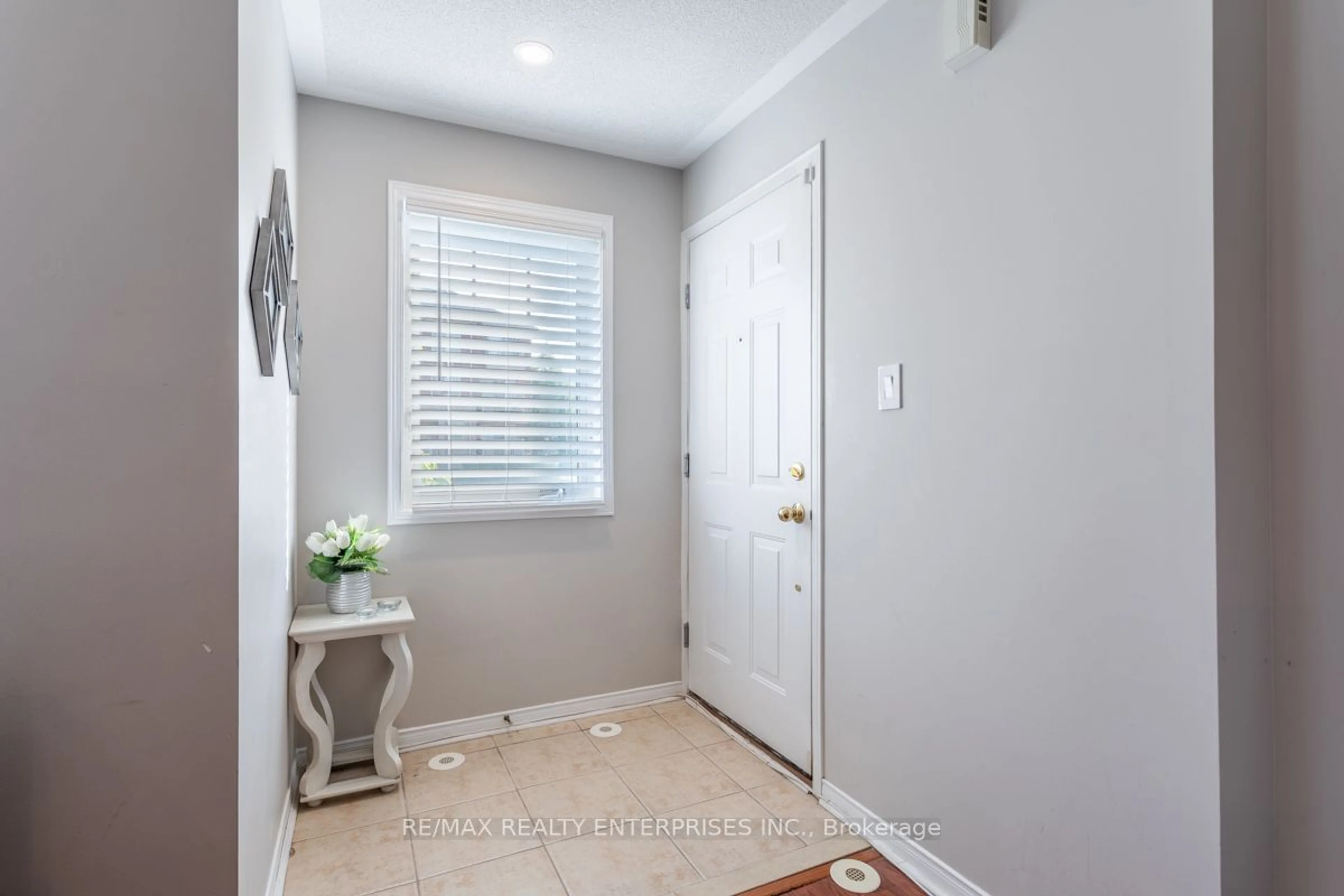 Indoor entryway for 5050 Intrepid Dr #72, Mississauga Ontario L5M 0E6