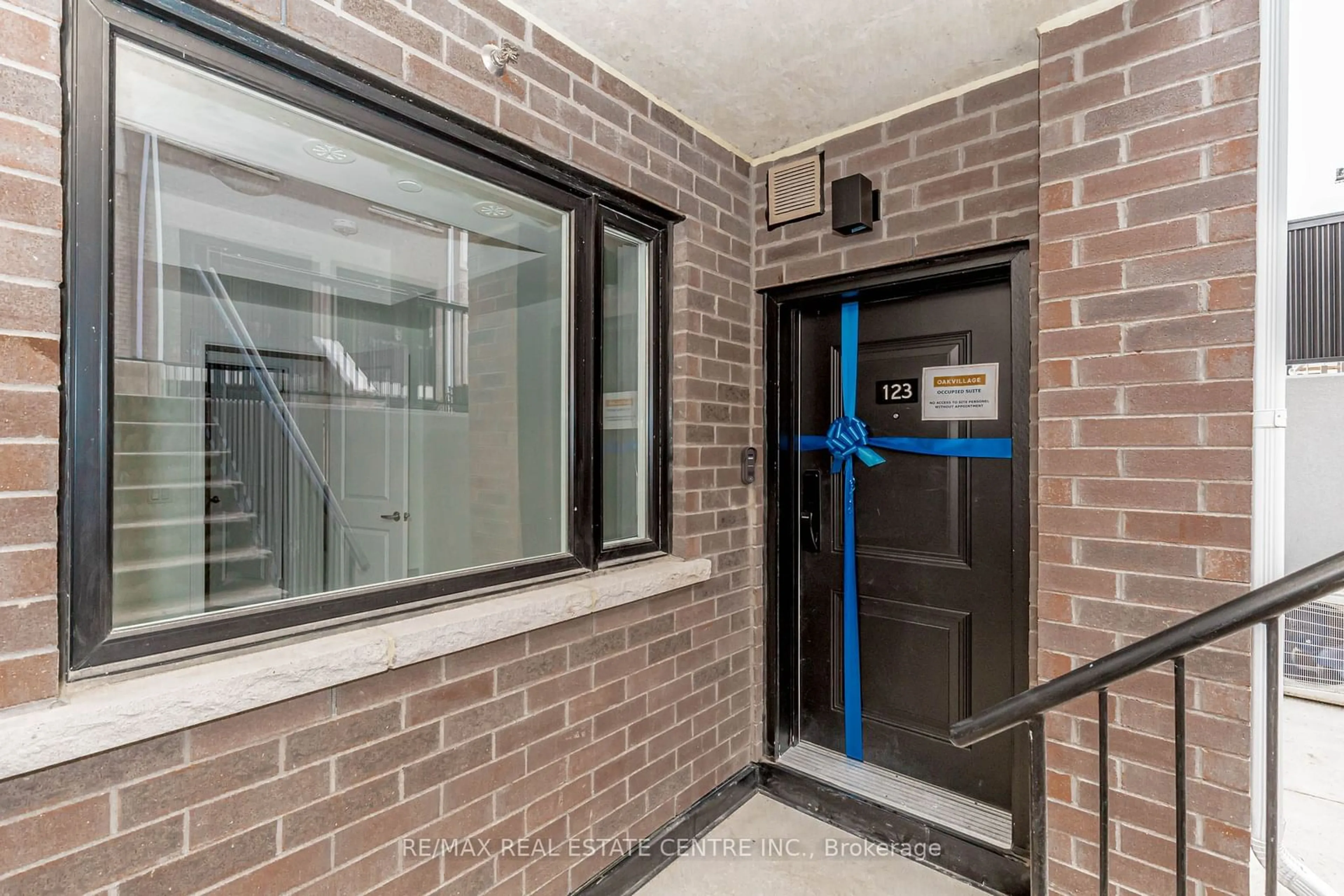 Indoor foyer for 349 Wheat Boom Dr, Oakville Ontario L6H 7X5