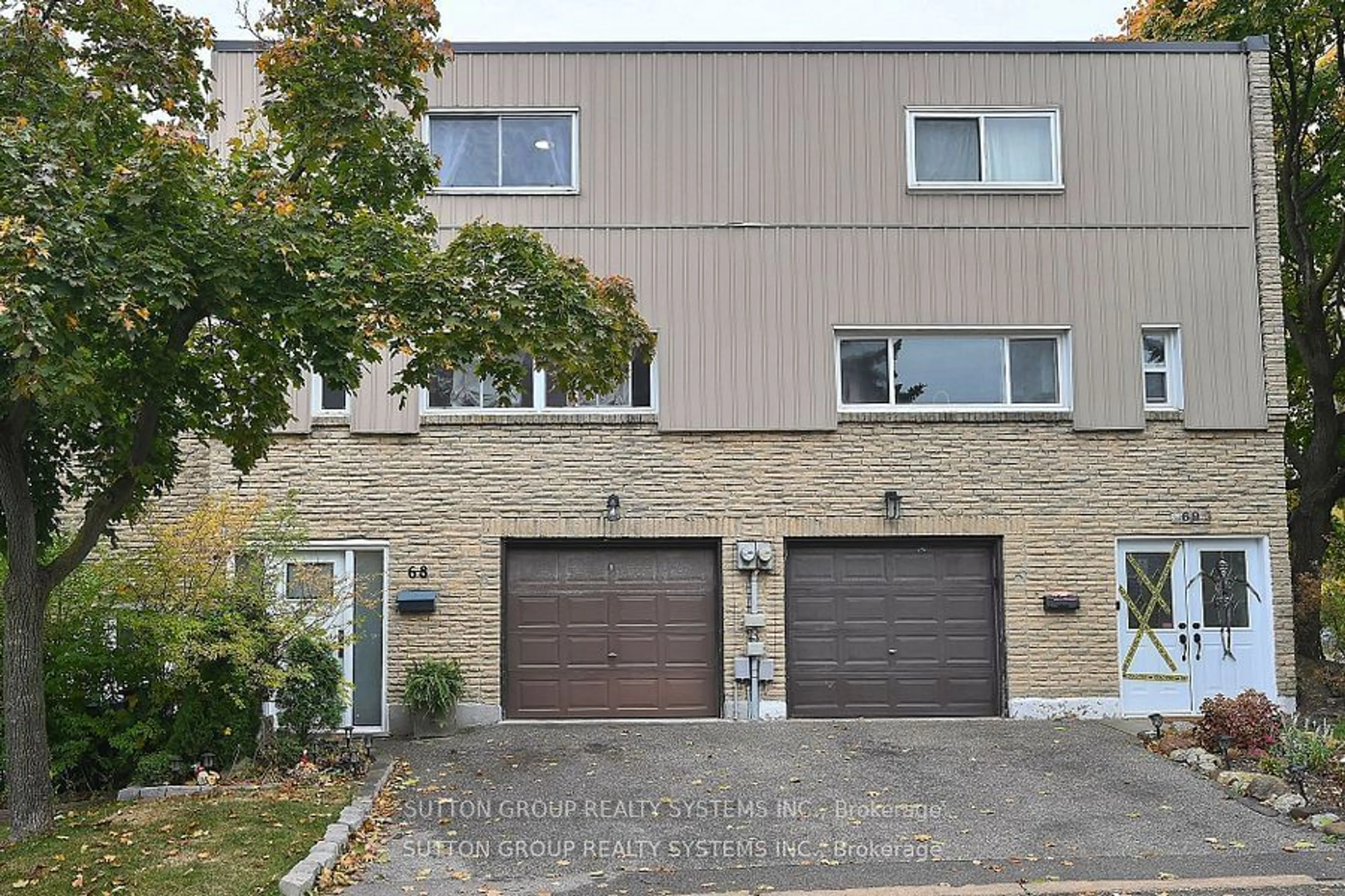 Home with brick exterior material, street for 400 Bloor St #68, Mississauga Ontario L5A 3M8