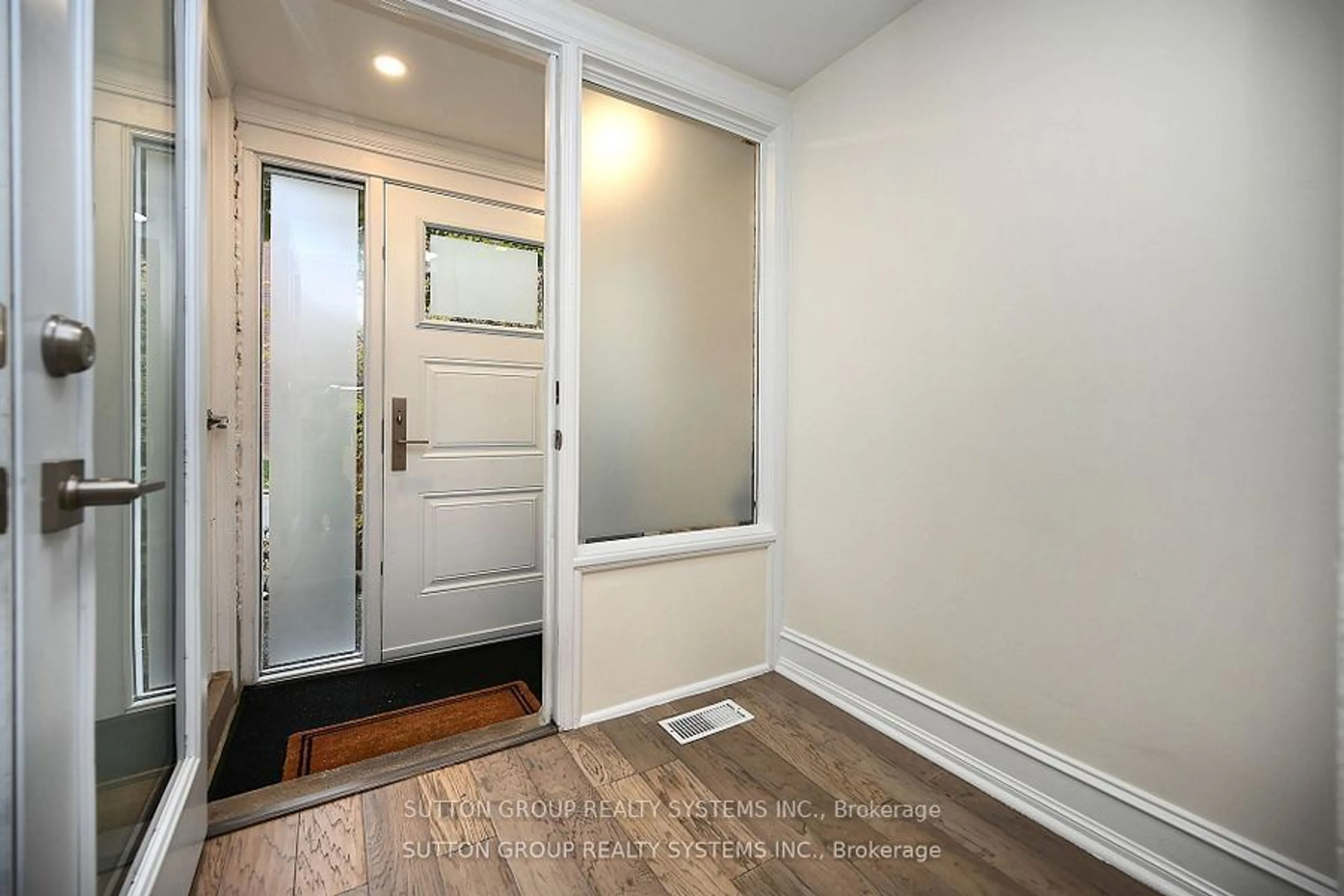 Indoor entryway for 400 Bloor St #68, Mississauga Ontario L5A 3M8