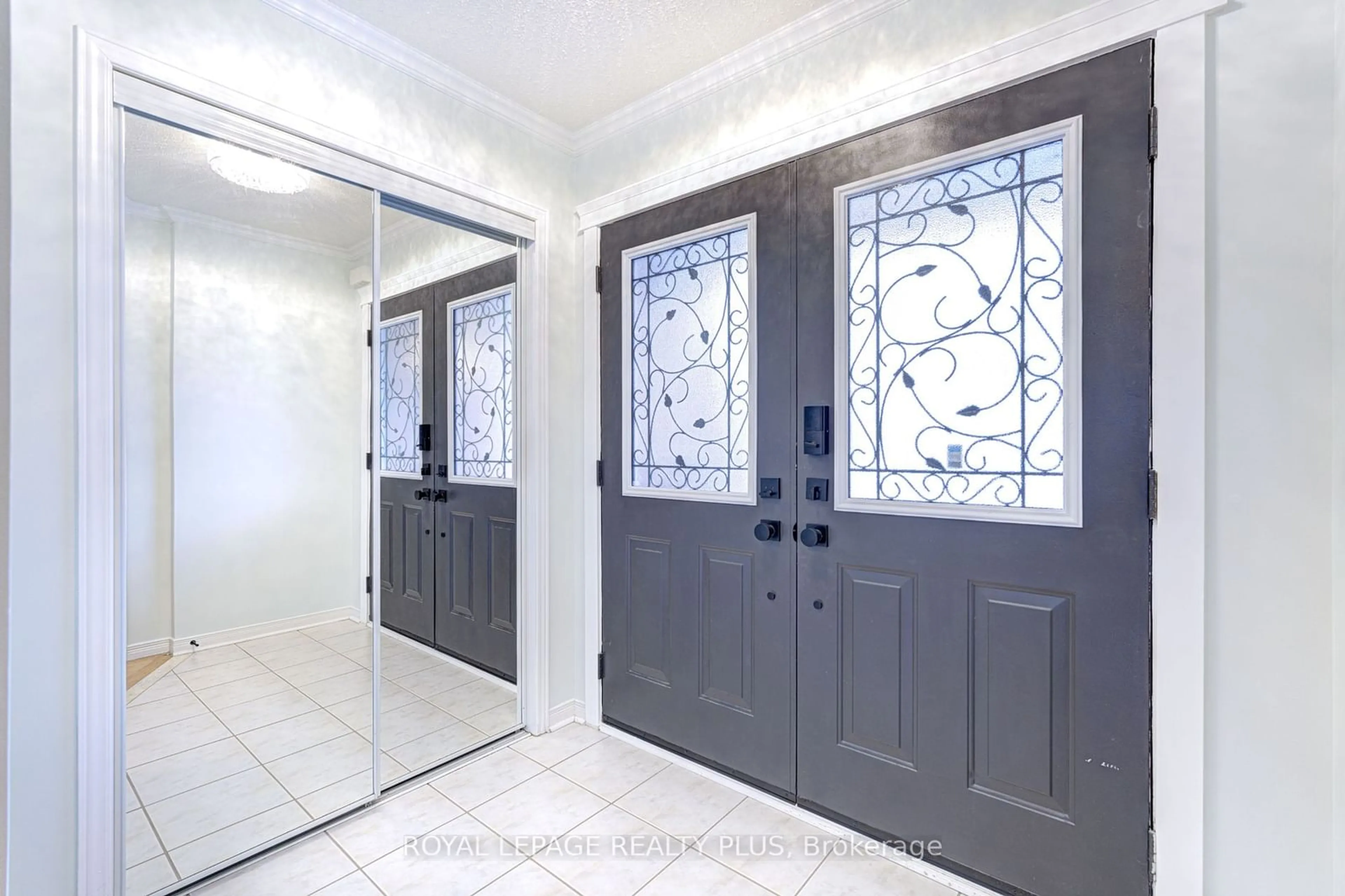 Indoor entryway for 5821 Rainberry Dr, Mississauga Ontario L5M 6S2