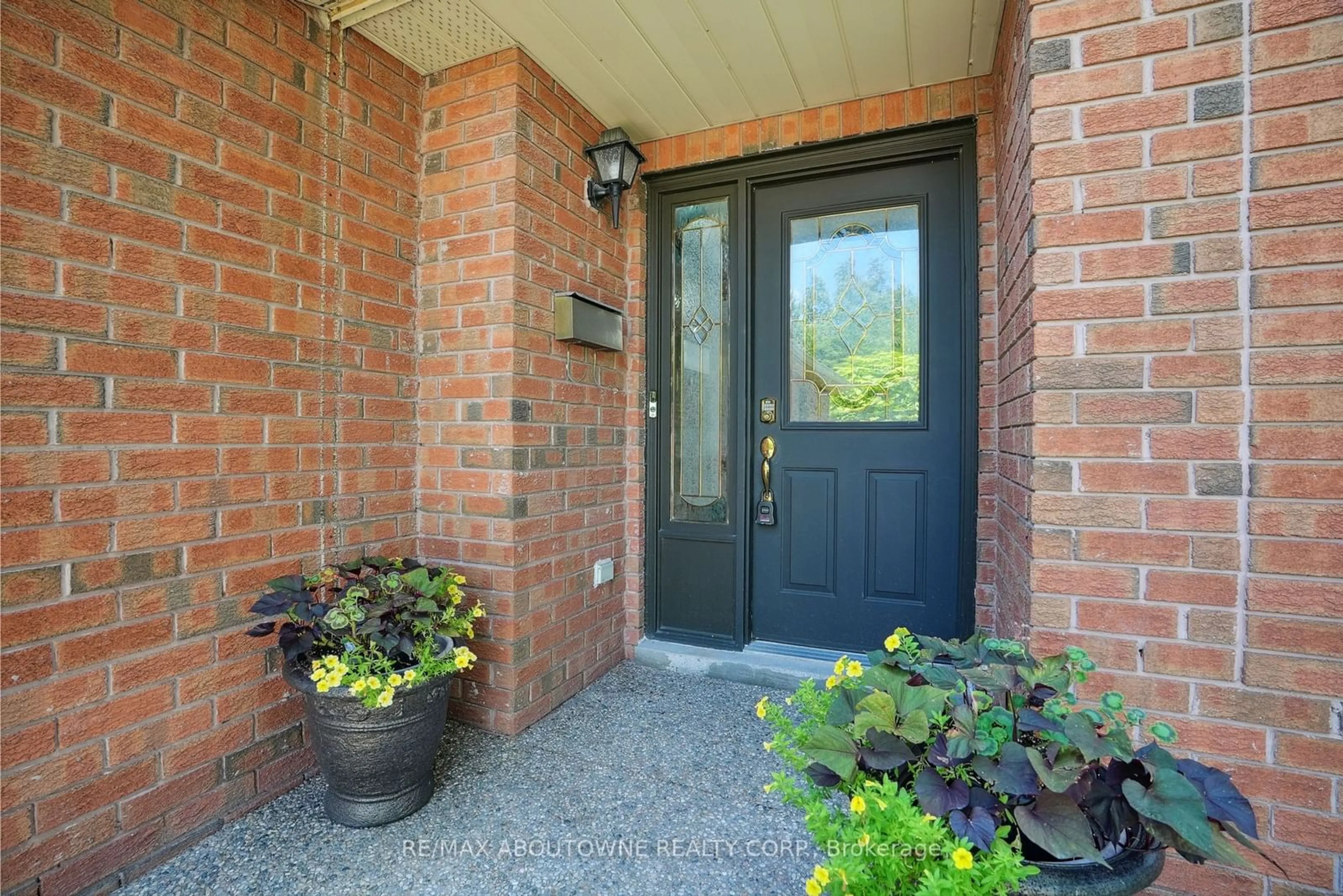 Indoor entryway for 1008 Glenbrook Ave, Oakville Ontario L6H 3Z8