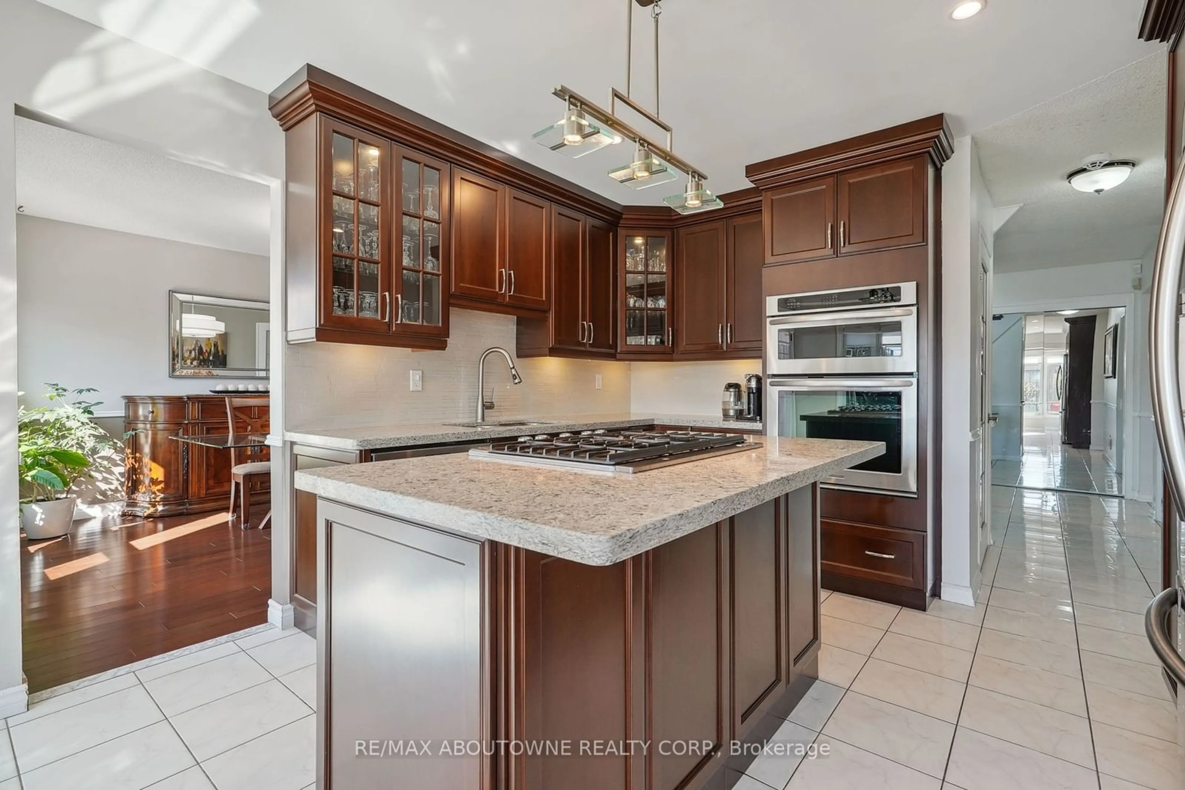 Open concept kitchen, ceramic/tile floor for 1008 Glenbrook Ave, Oakville Ontario L6H 3Z8