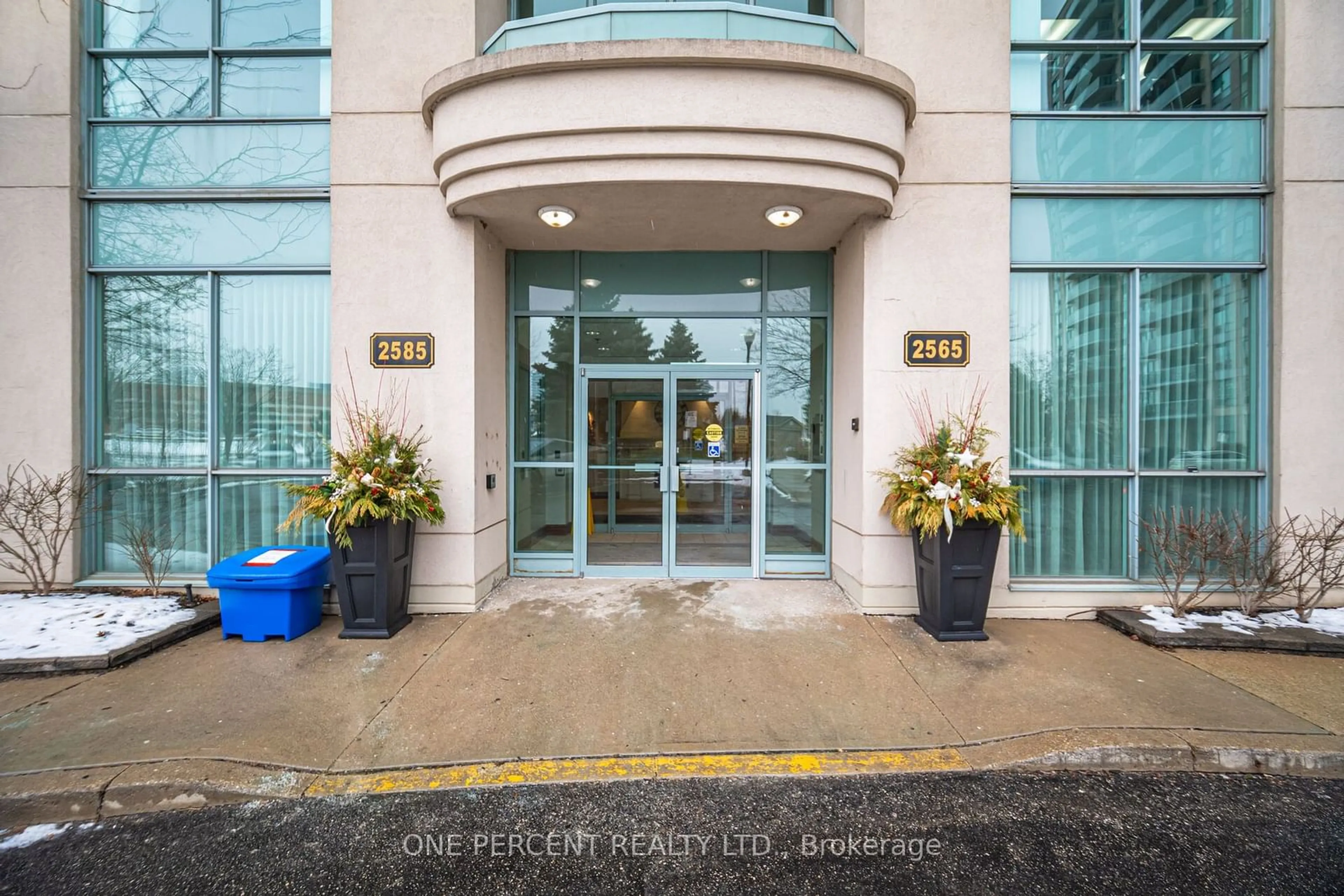 Indoor foyer for 2565 Erin Centre Blvd #611, Mississauga Ontario L5M 6Z8