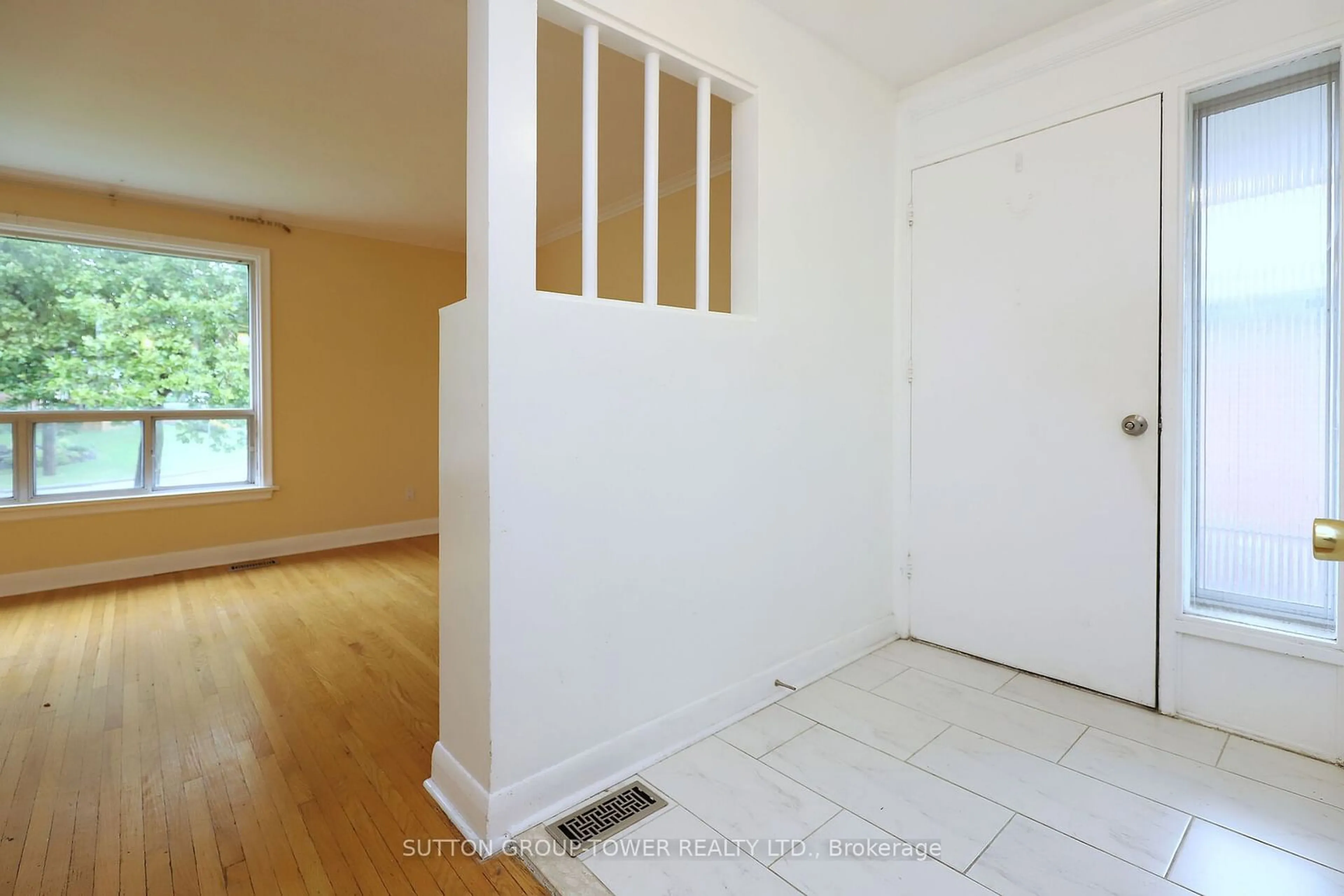 Indoor entryway for 53 Lynnford Dr, Toronto Ontario M9B 1H8