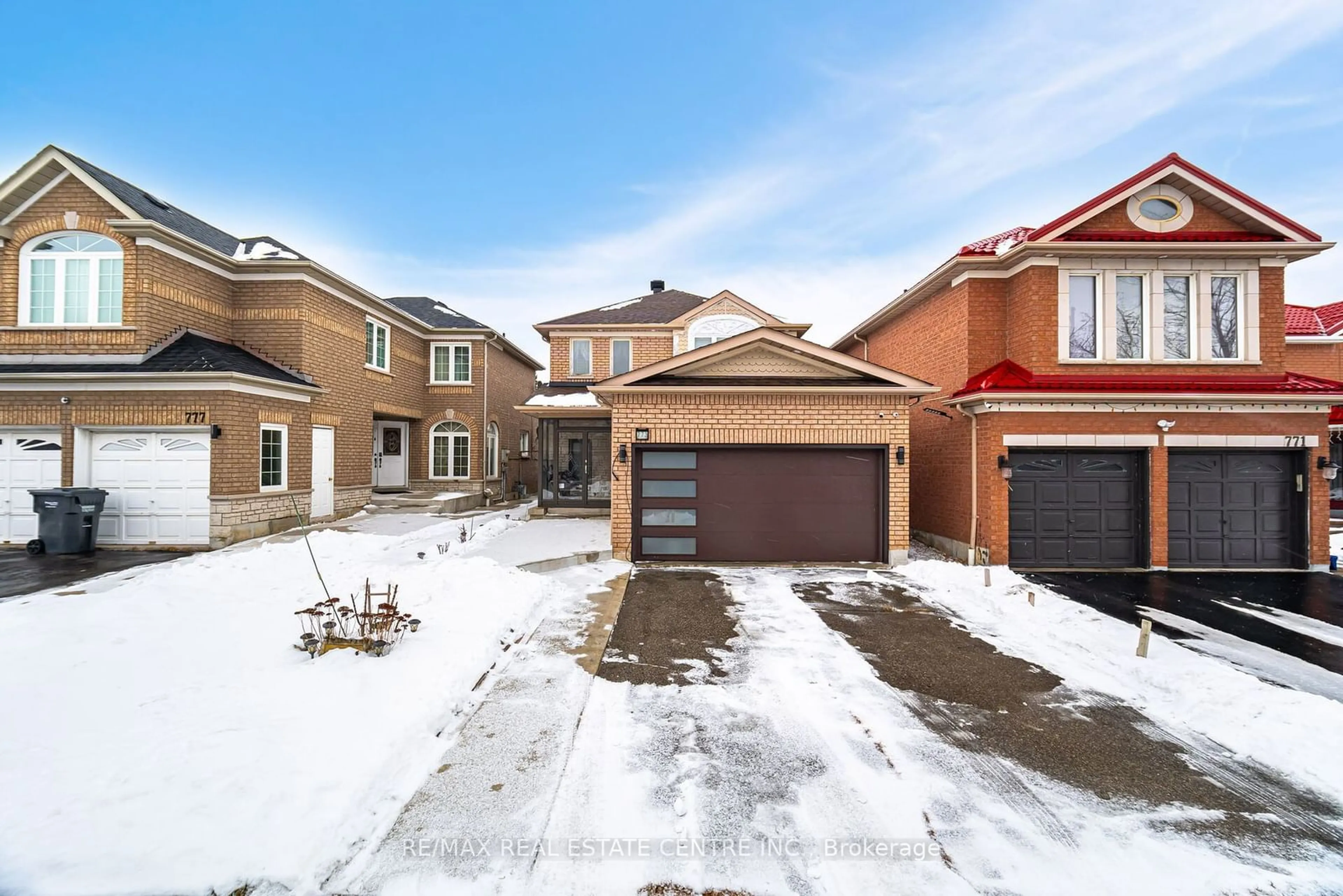 A pic from outside/outdoor area/front of a property/back of a property/a pic from drone, street for 773 Four Winds Way, Mississauga Ontario L5R 3W8