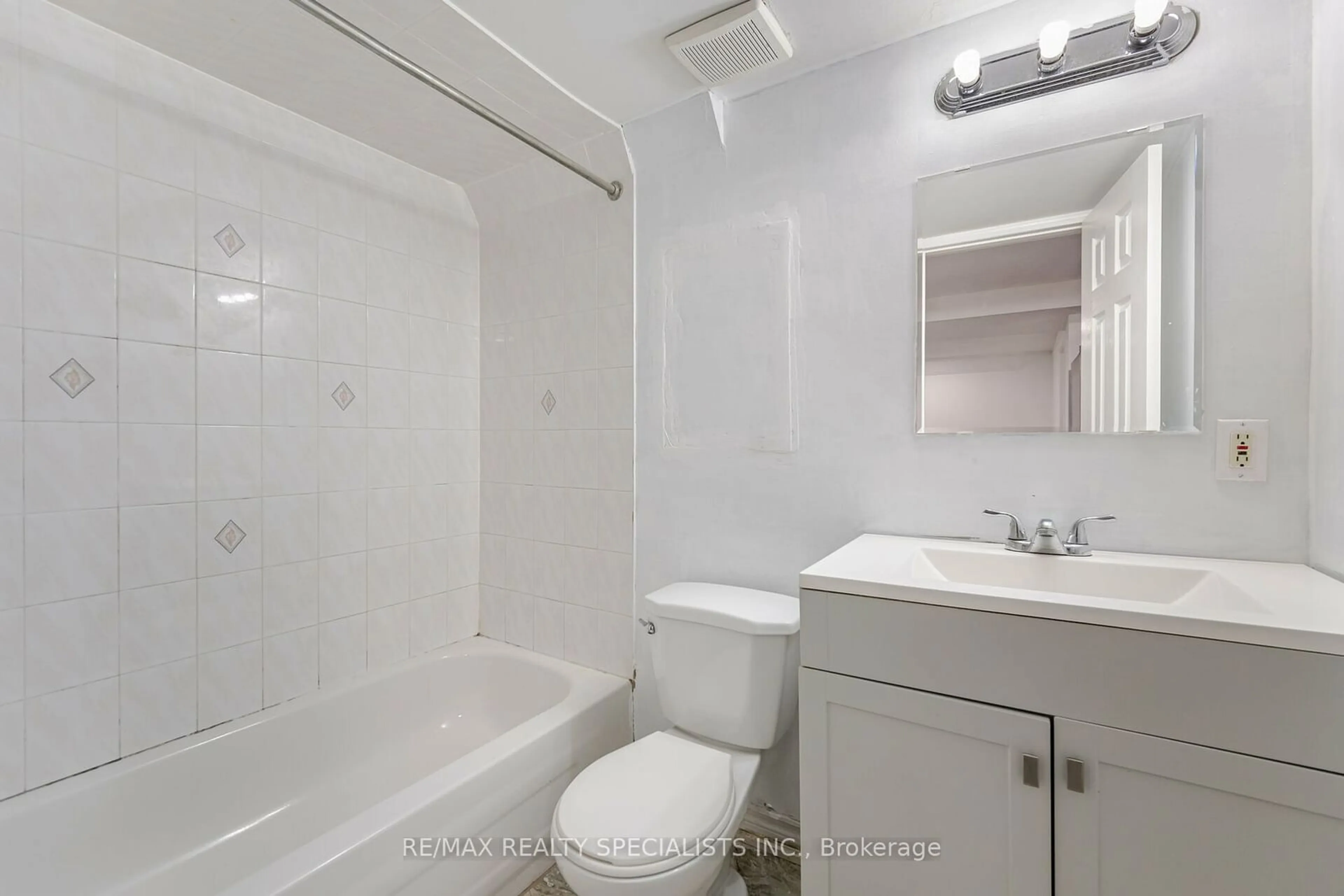 Standard bathroom, unknown for 32 Giza Cres, Brampton Ontario L6R 2R3