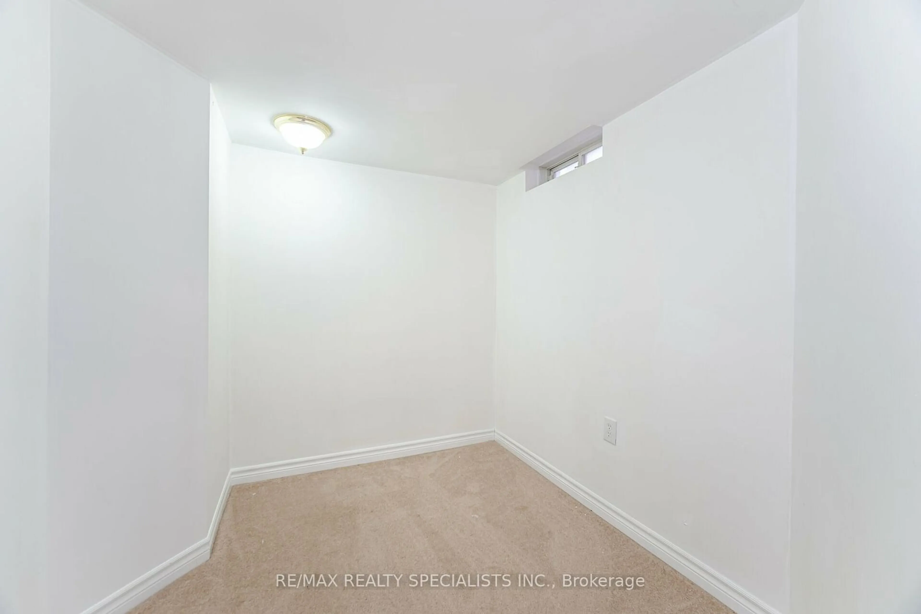 A pic of a room for 32 Giza Cres, Brampton Ontario L6R 2R3