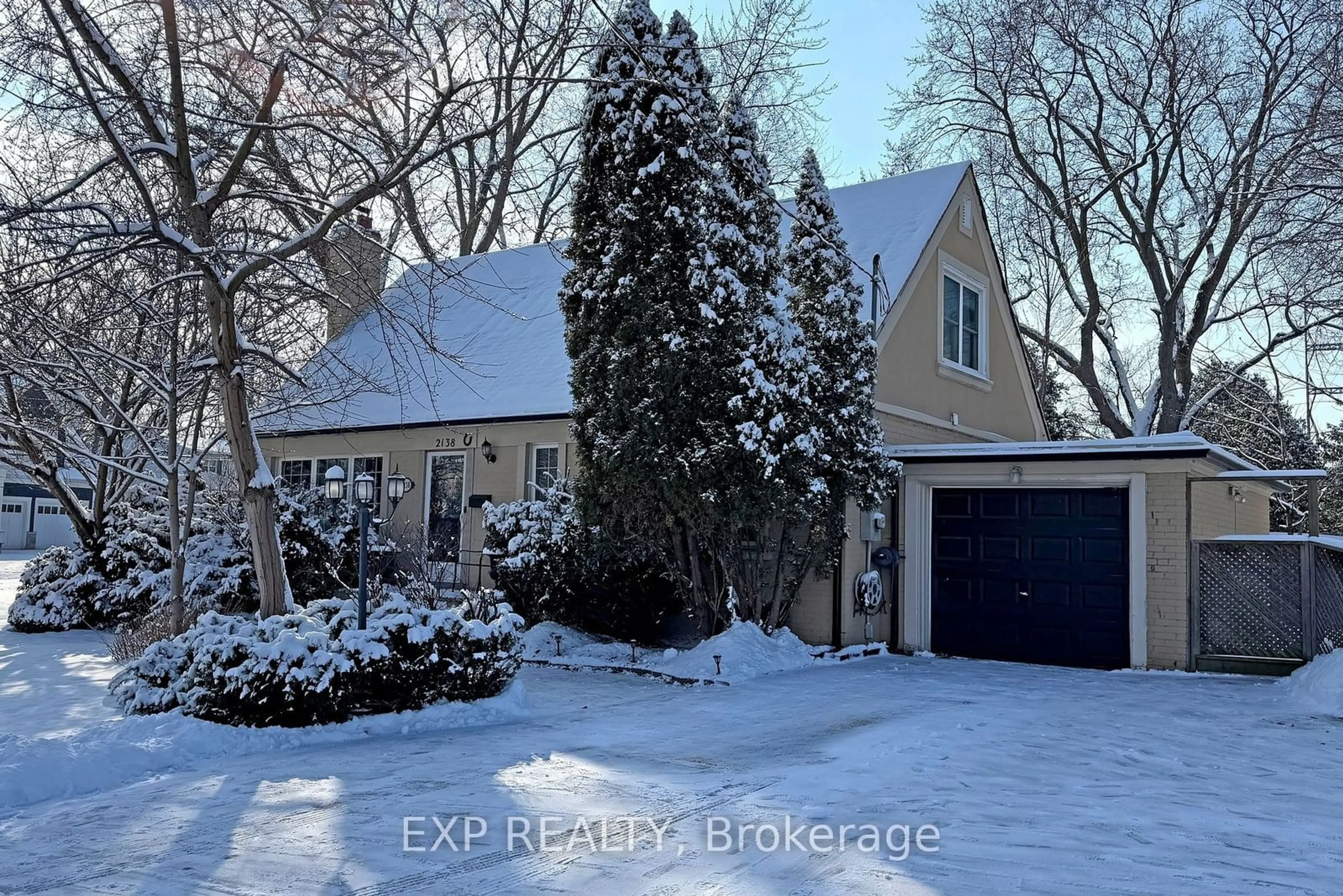 A pic from outside/outdoor area/front of a property/back of a property/a pic from drone, street for 2138 Russett Rd, Mississauga Ontario L4Y 1C3