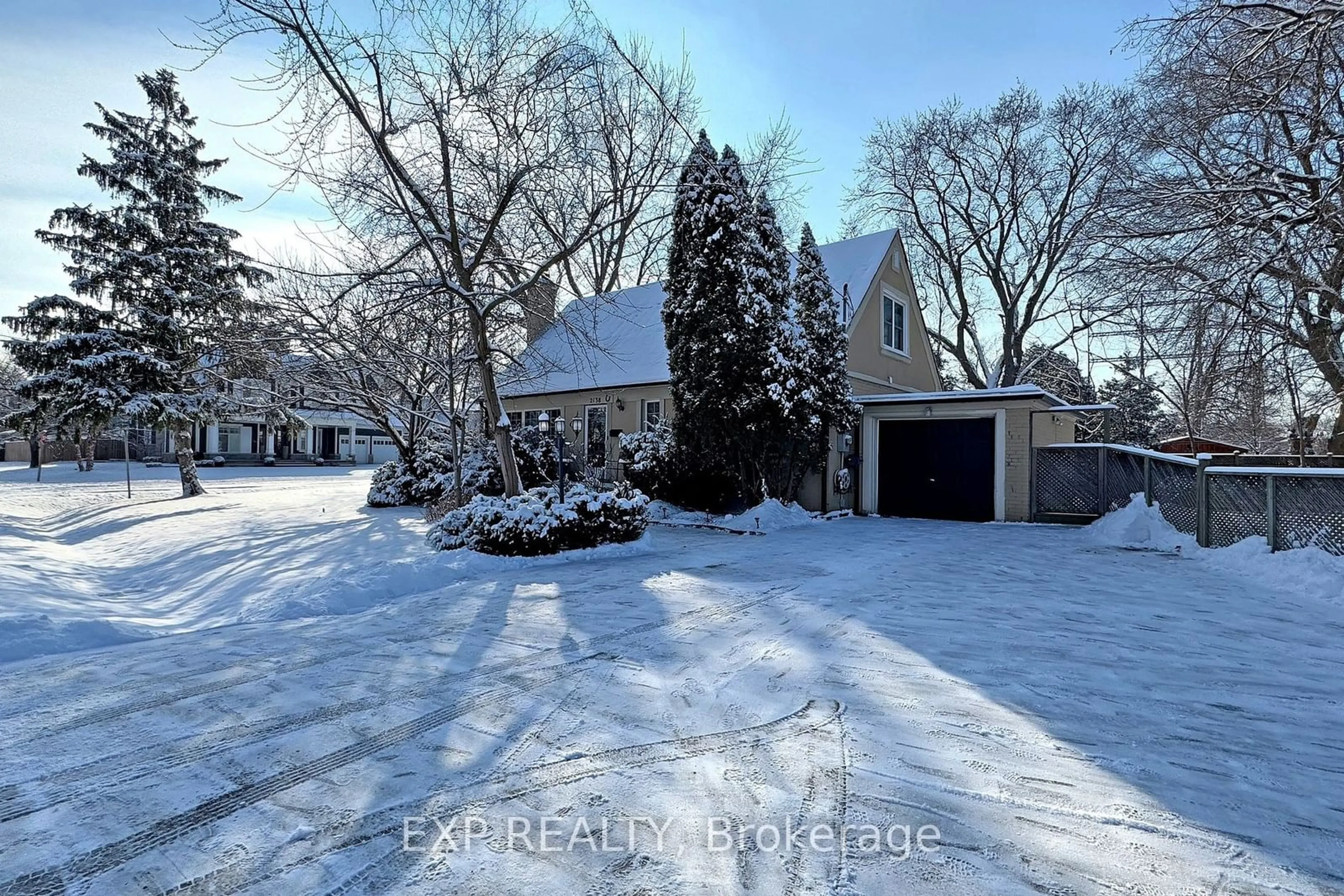 A pic from outside/outdoor area/front of a property/back of a property/a pic from drone, street for 2138 Russett Rd, Mississauga Ontario L4Y 1C3