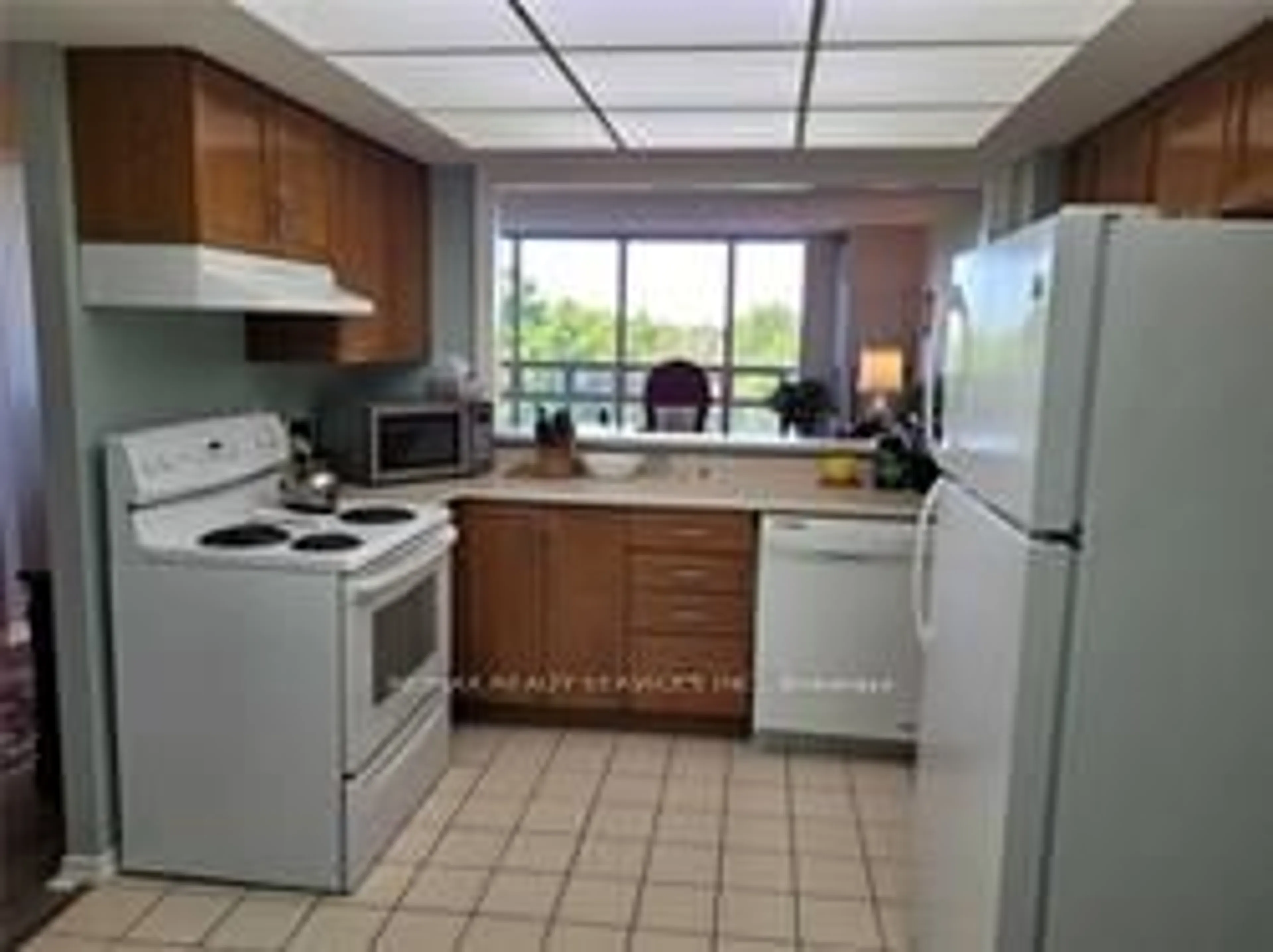 Standard kitchen, ceramic/tile floor for 330 Mill St #405, Brampton Ontario L6Y 3V3