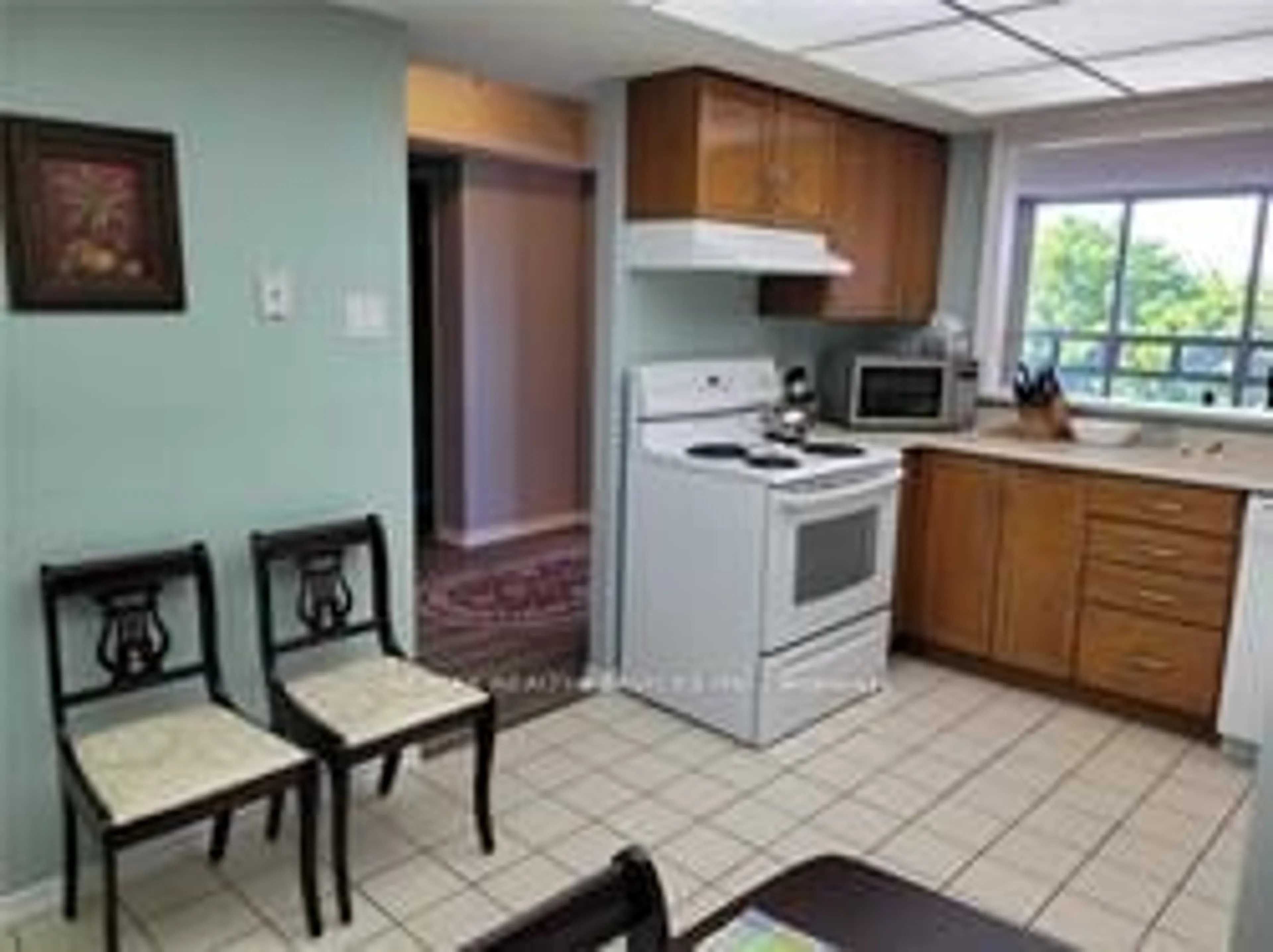 Standard kitchen, ceramic/tile floor for 330 Mill St #405, Brampton Ontario L6Y 3V3