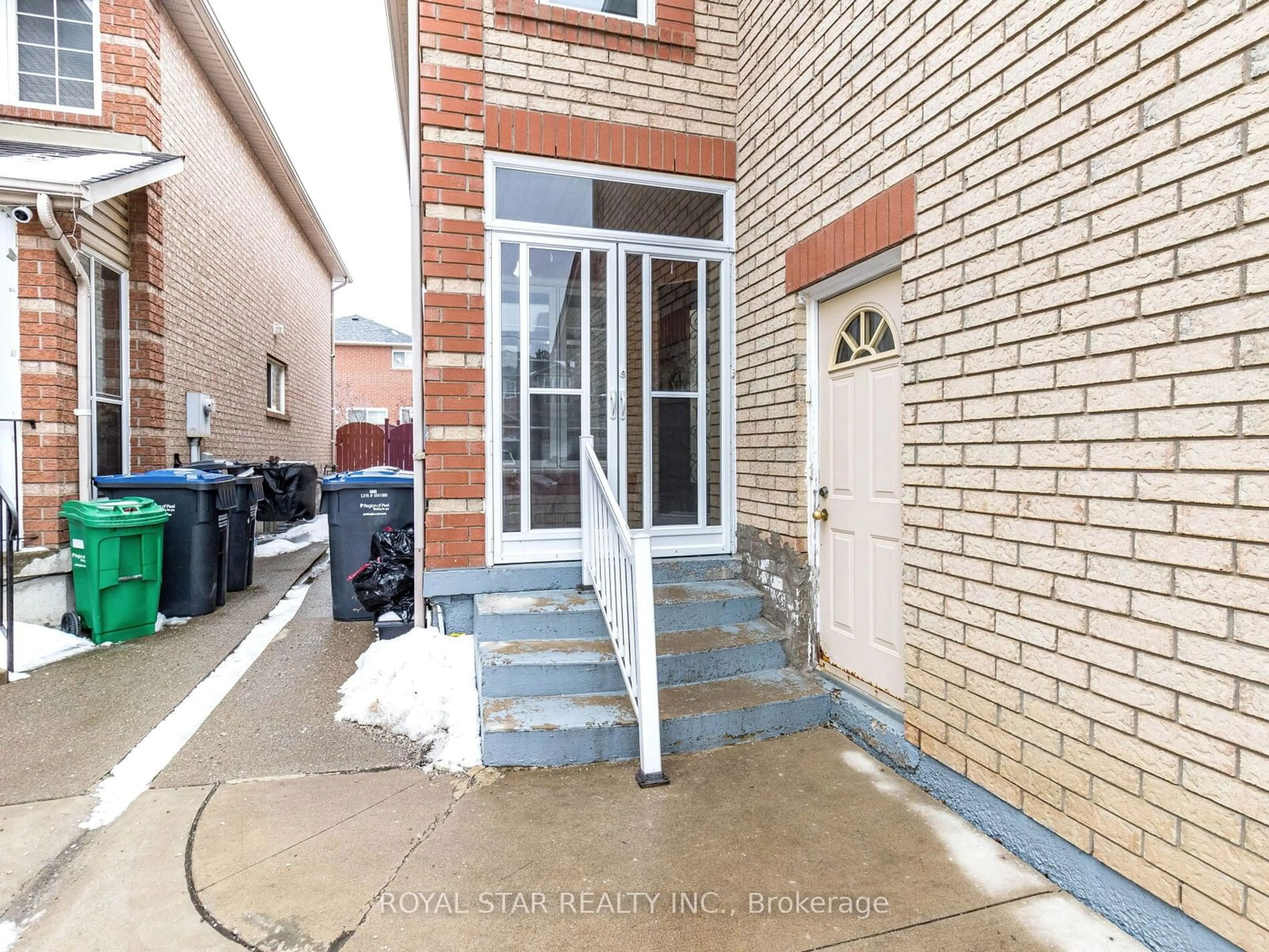 Indoor entryway for 57 Tumbleweed Tr, Brampton Ontario L6Y 0N2