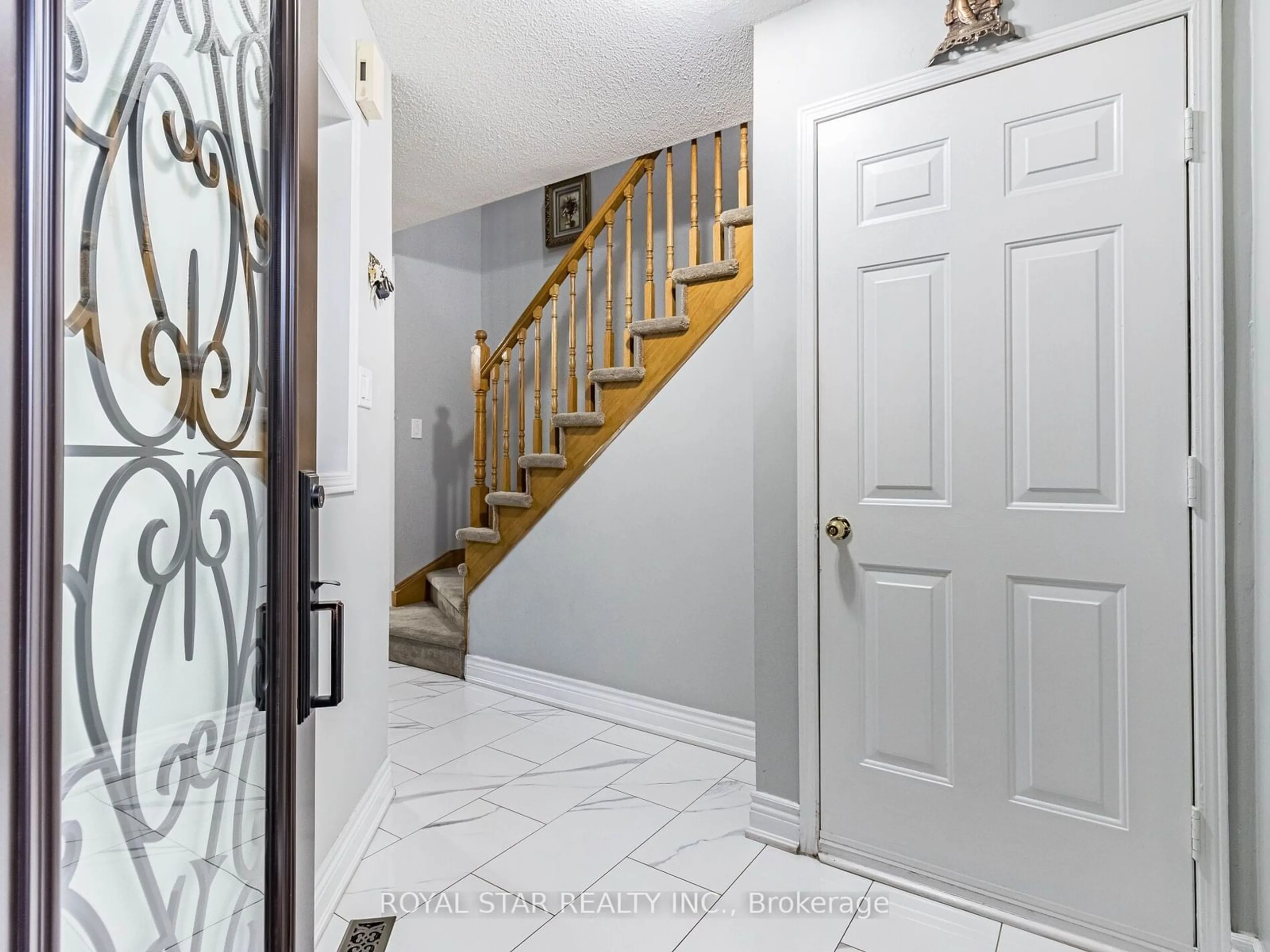 Indoor entryway for 57 Tumbleweed Tr, Brampton Ontario L6Y 0N2