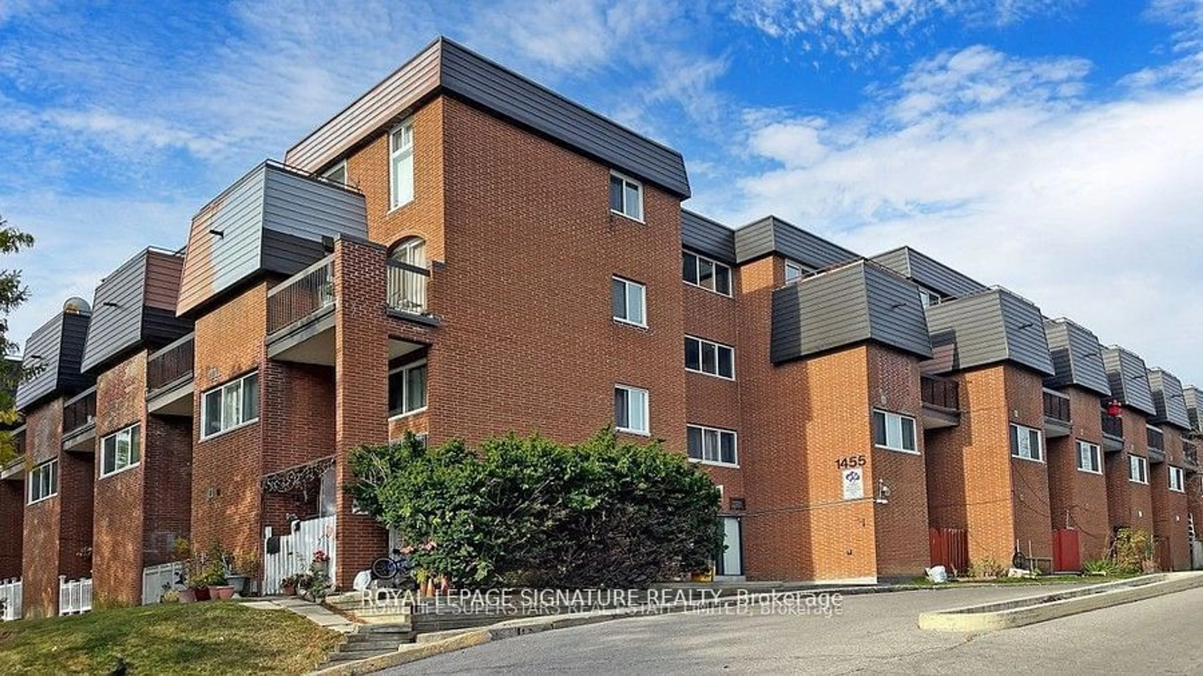 Home with brick exterior material, building for 1455 Williamsport Dr #319, Mississauga Ontario L4X 2T5